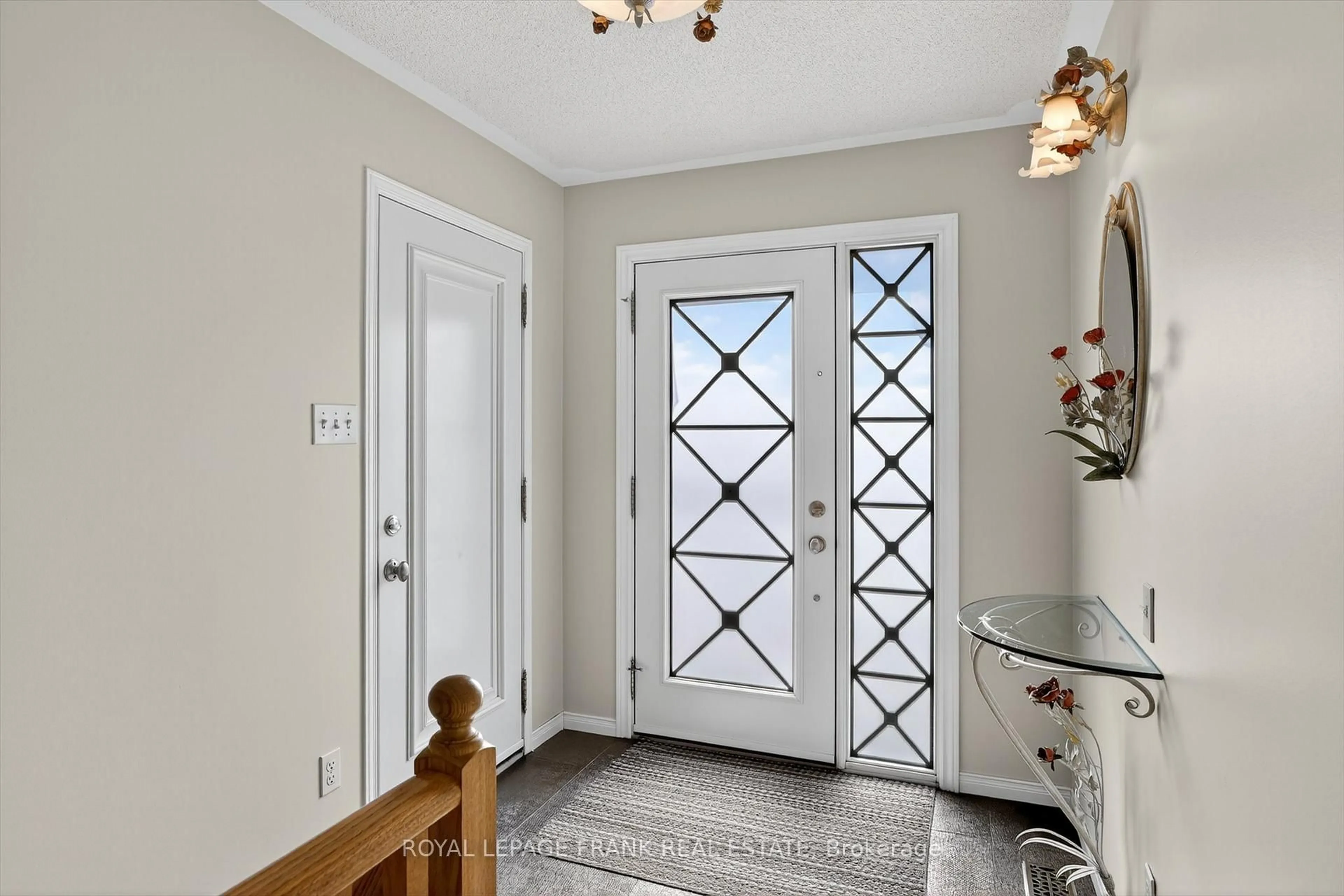 Indoor entryway for 1840 Glenforest Blvd, Peterborough Ontario K9K 2P3
