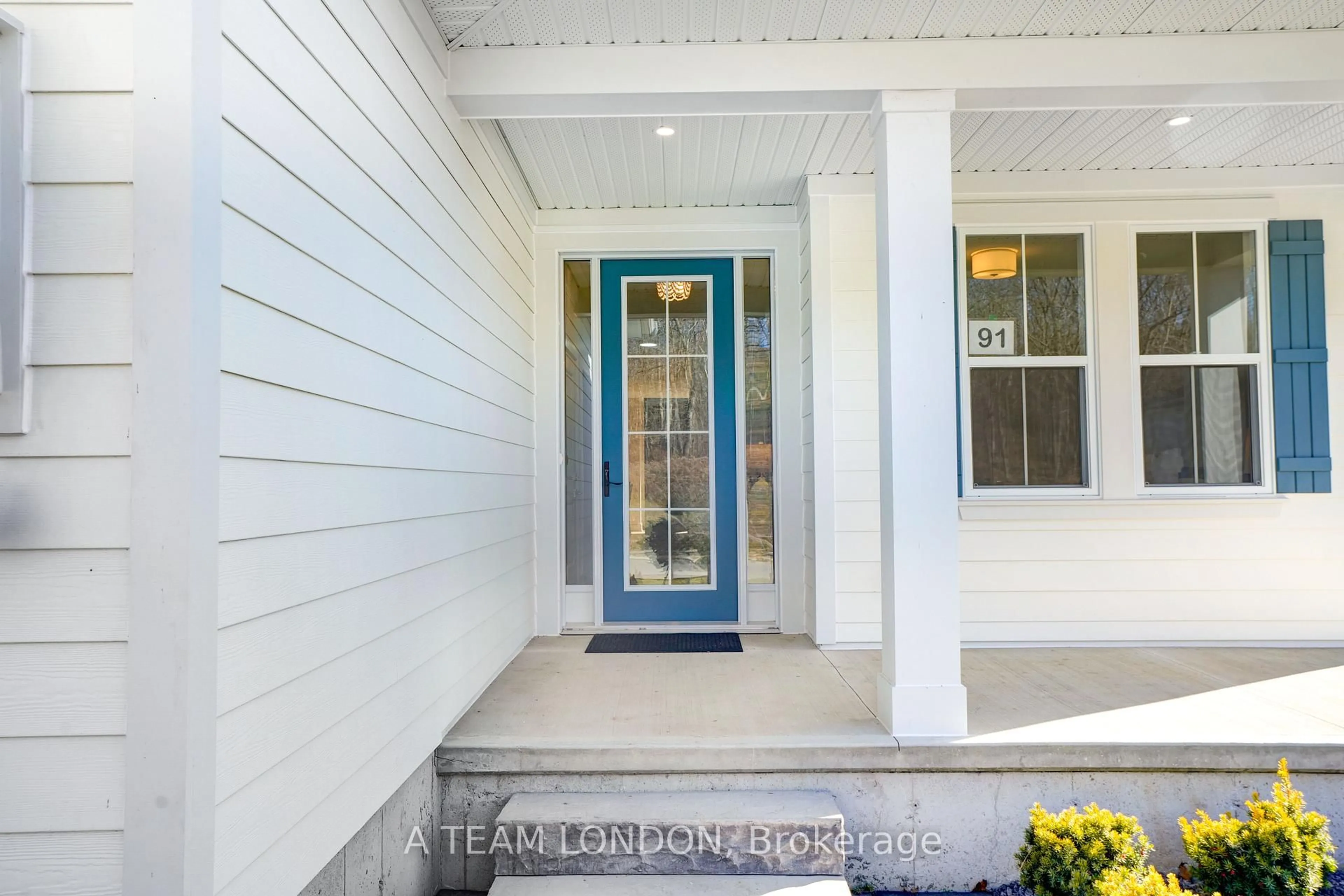 Indoor entryway for 91 The Promenade, Central Elgin Ontario N5L 1C5