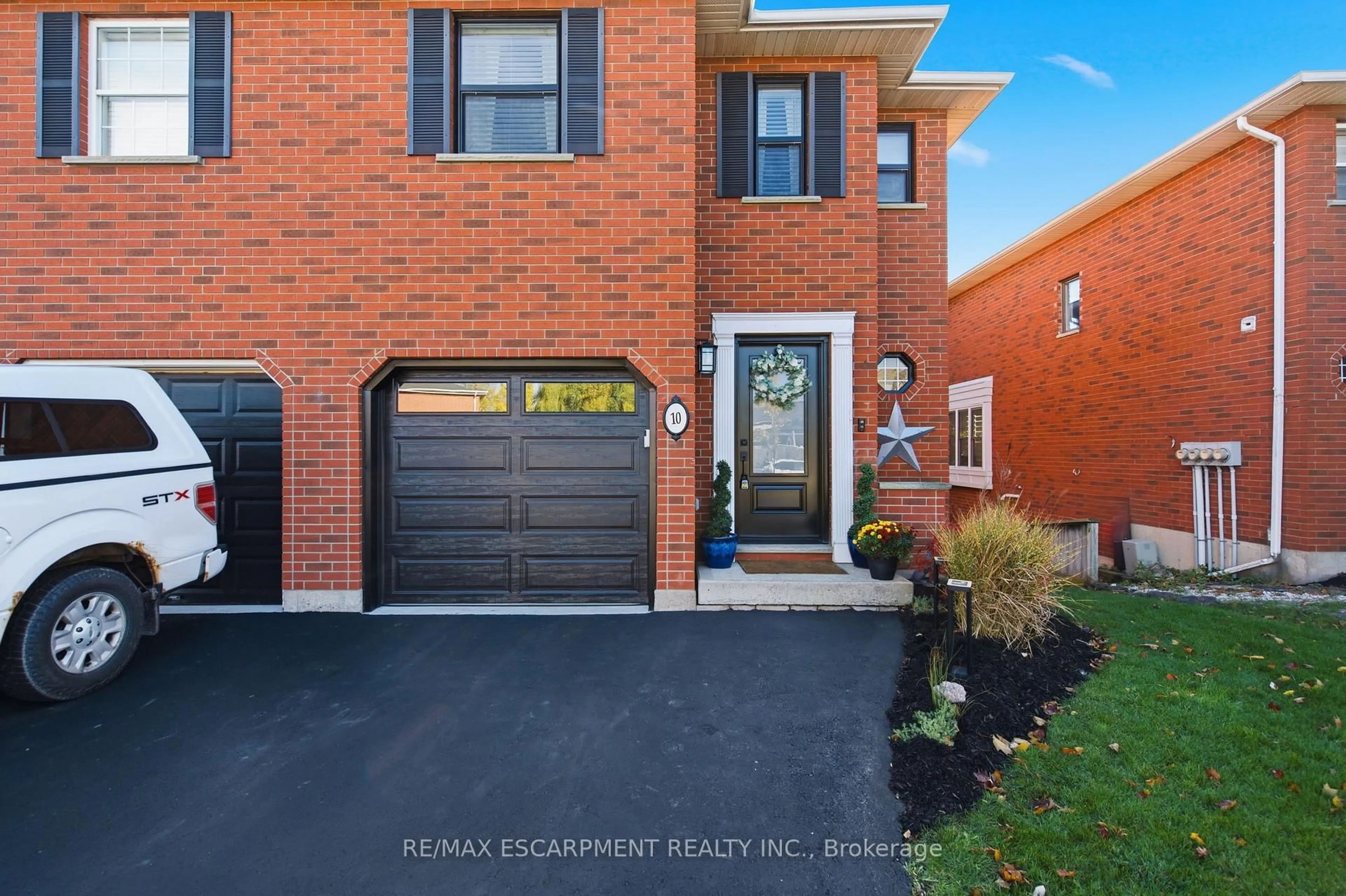 Home with brick exterior material, street for 10 Swayze Crt, West Lincoln Ontario L0R 2A0