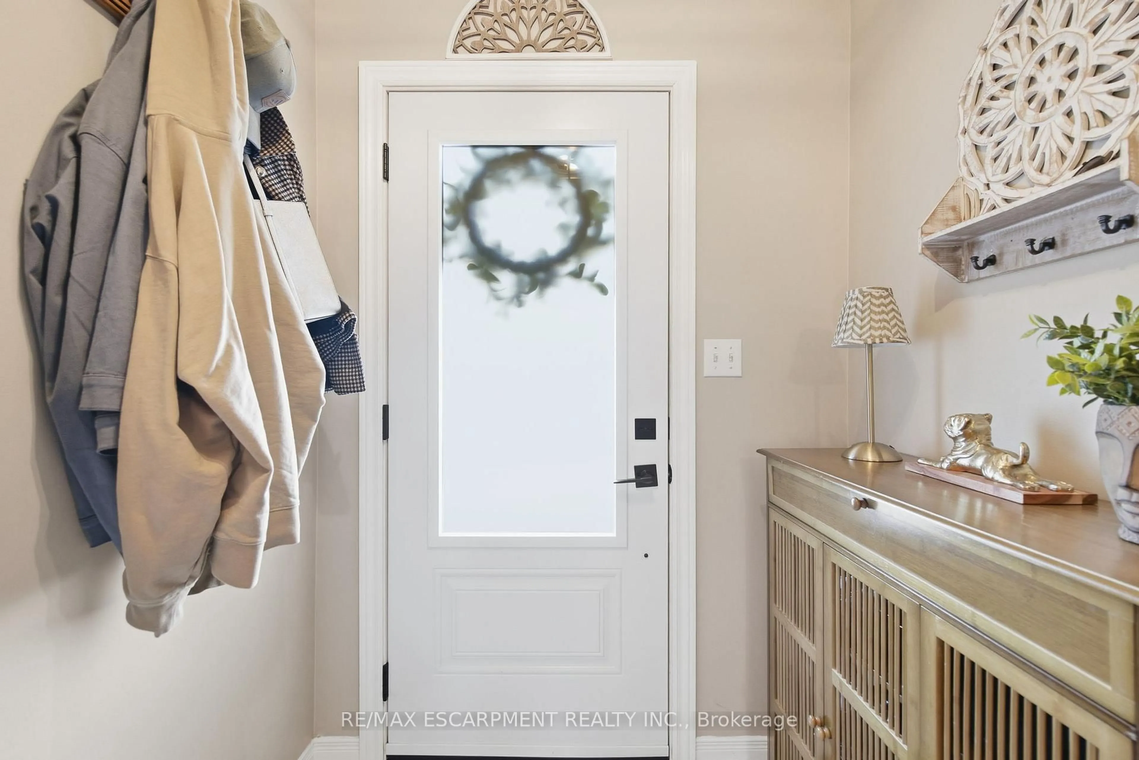 Indoor entryway for 10 Swayze Crt, West Lincoln Ontario L0R 2A0