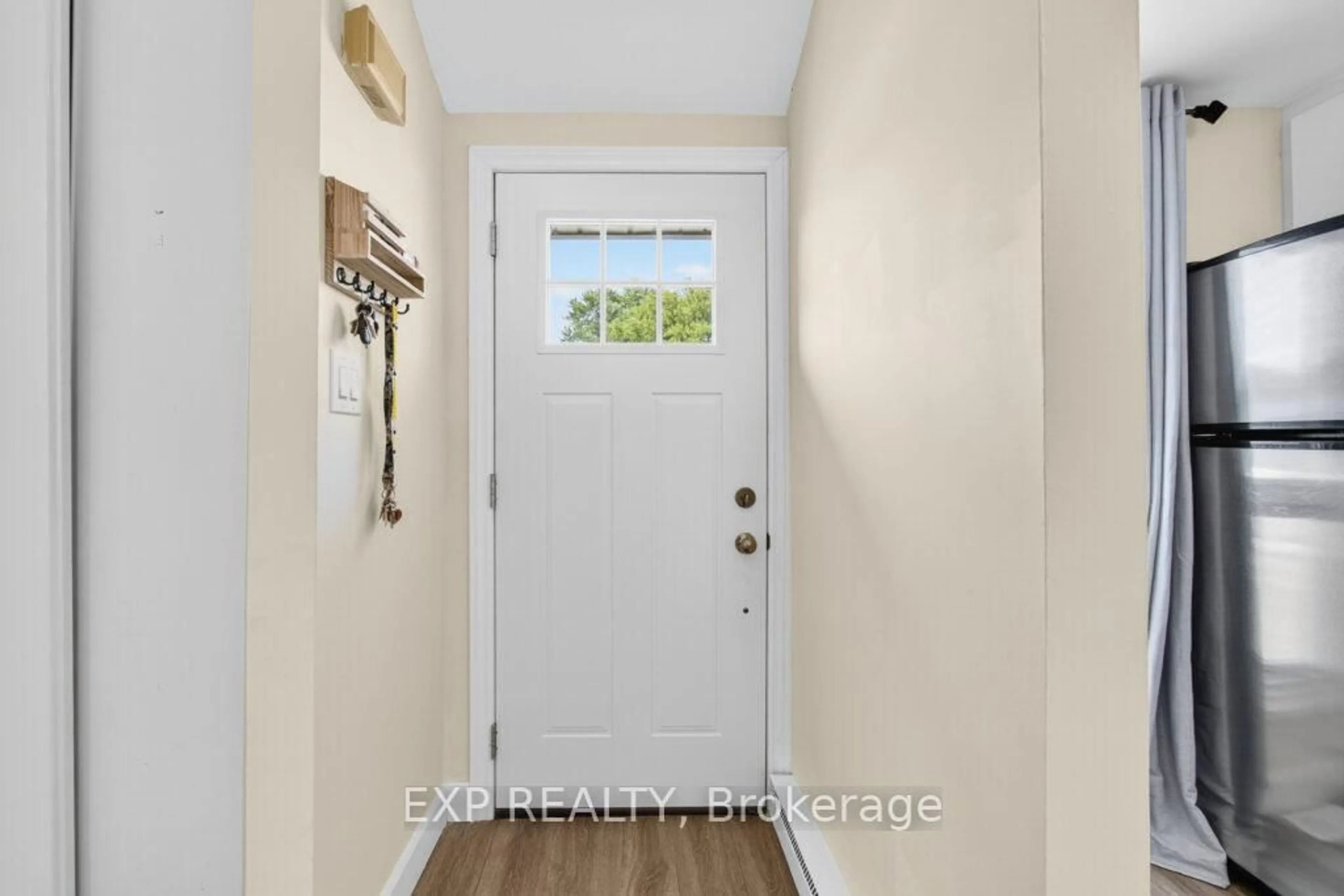 Indoor entryway for 720 Parkview Cres, Cambridge Ontario N3H 4X9