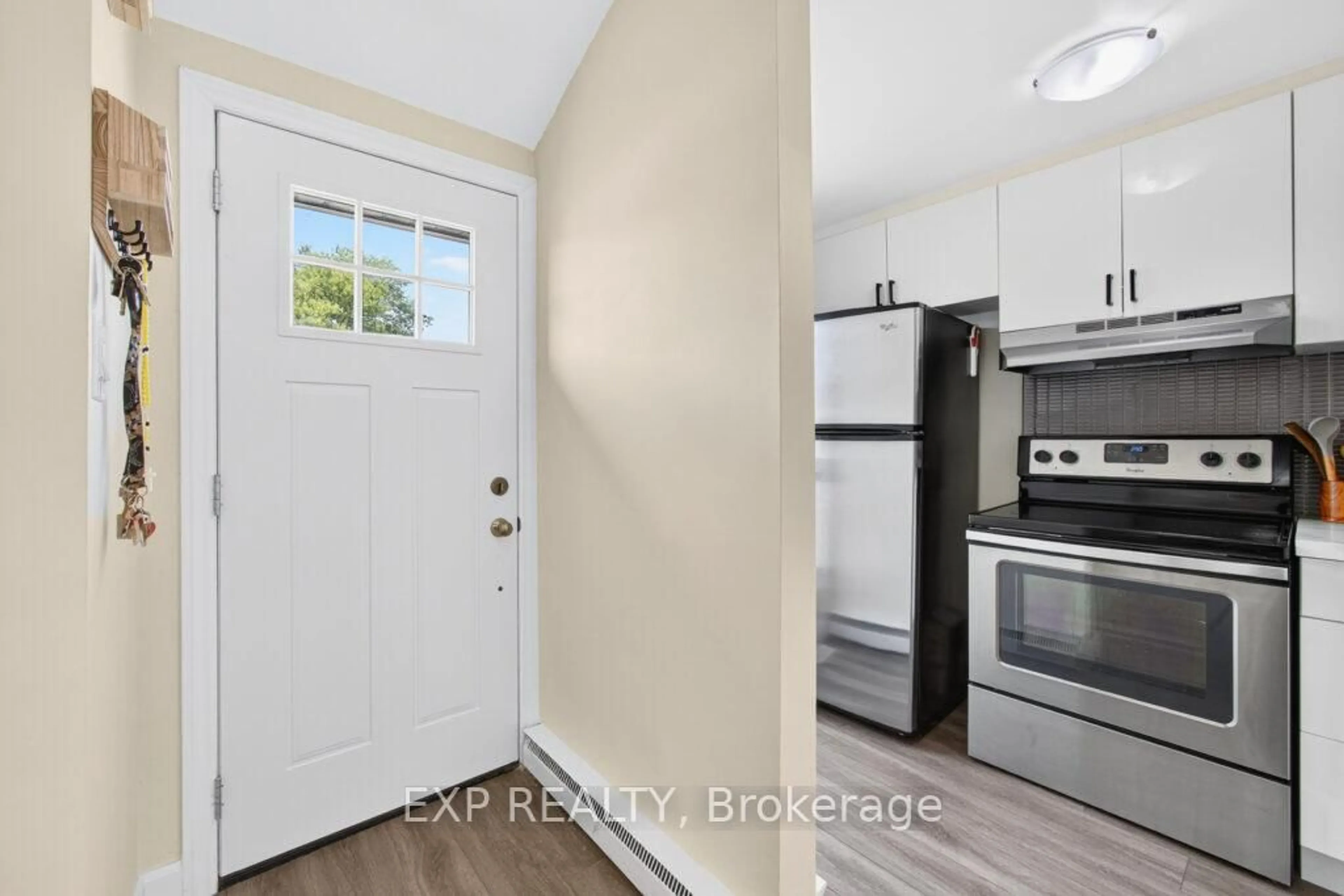 Indoor entryway for 720 Parkview Cres, Cambridge Ontario N3H 4X9