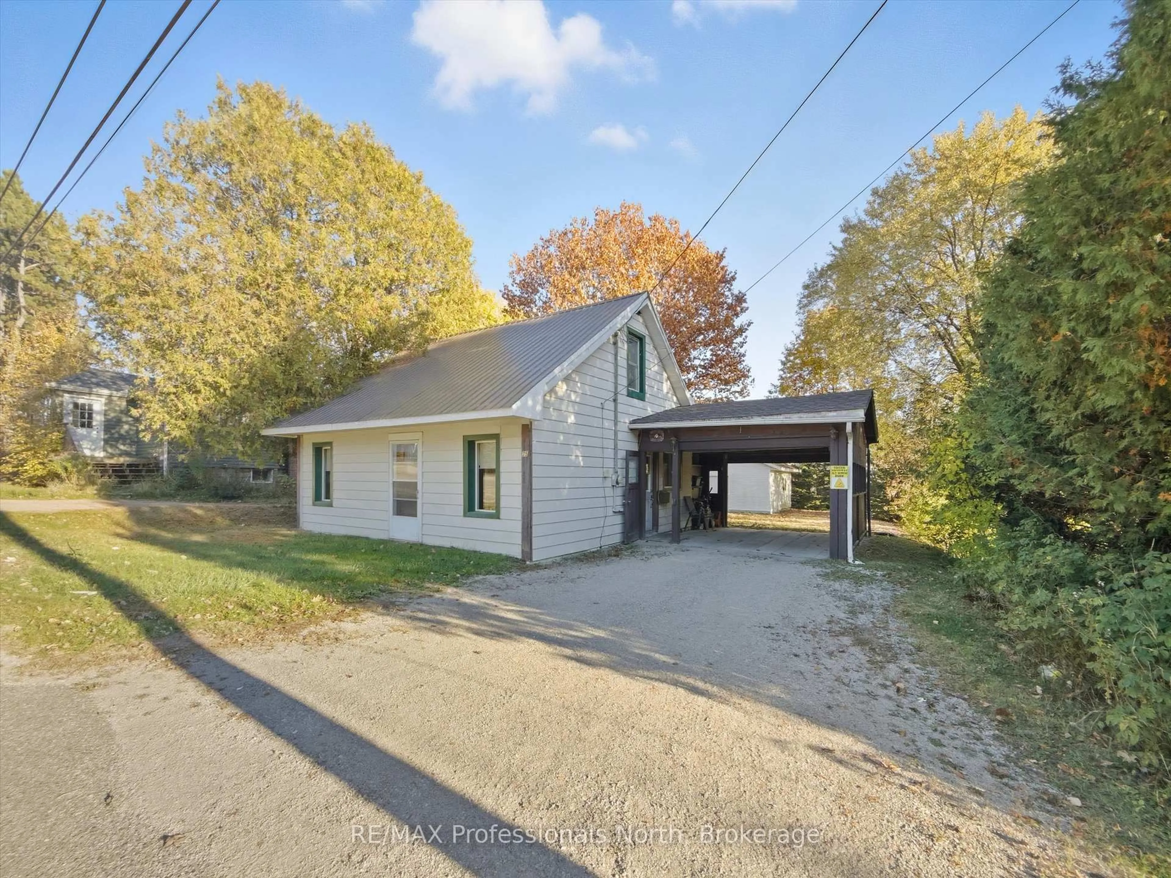 A pic from outside/outdoor area/front of a property/back of a property/a pic from drone, street for 25 Cann St, Huntsville Ontario P1H 1K7