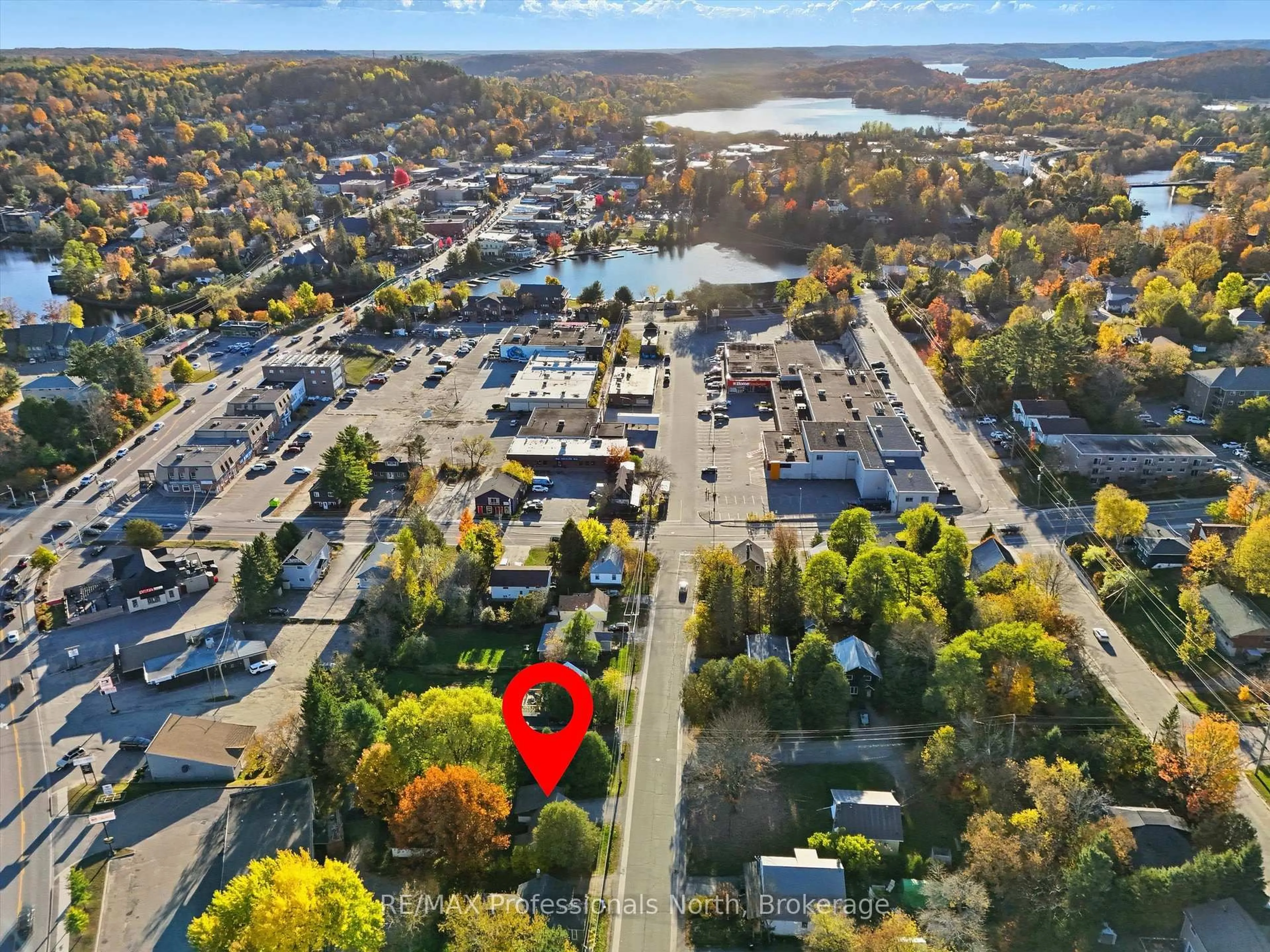 A pic from outside/outdoor area/front of a property/back of a property/a pic from drone, street for 25 Cann St, Huntsville Ontario P1H 1K7