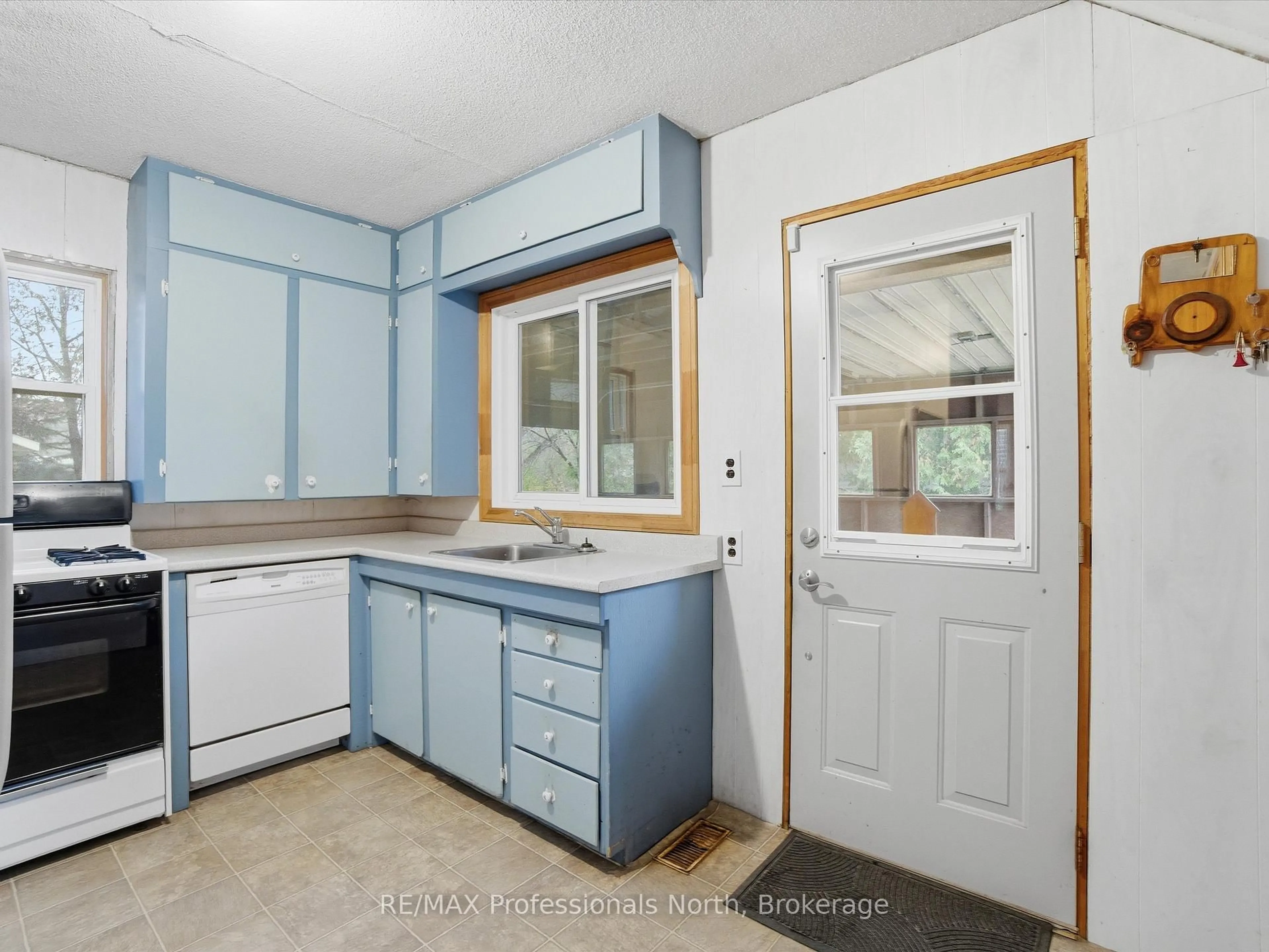 Standard kitchen, unknown for 25 Cann St, Huntsville Ontario P1H 1K7