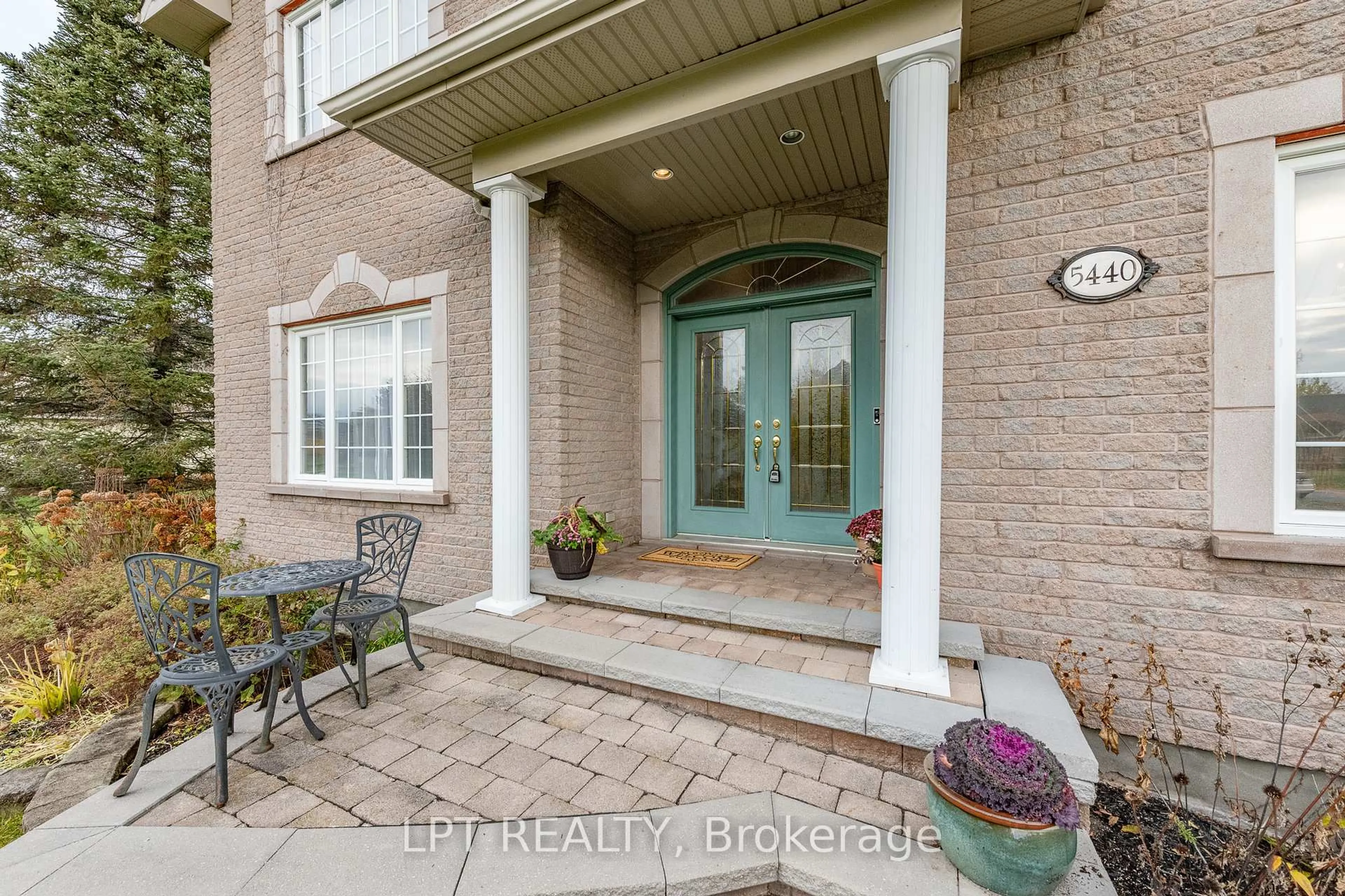 Indoor entryway for 5440 Wadell Crt, Ottawa Ontario K4M 1L3