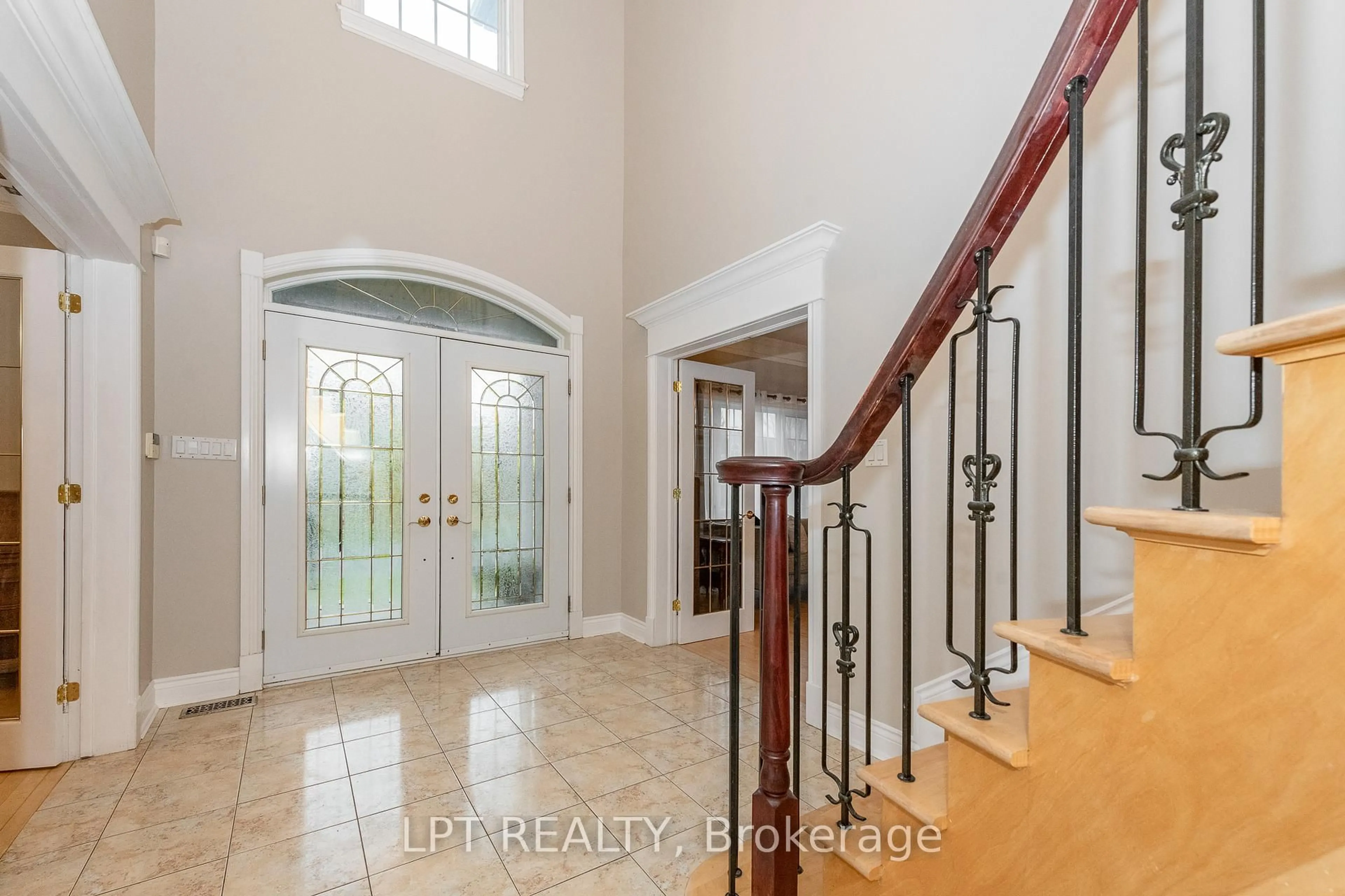 Indoor entryway for 5440 Wadell Crt, Ottawa Ontario K4M 1L3