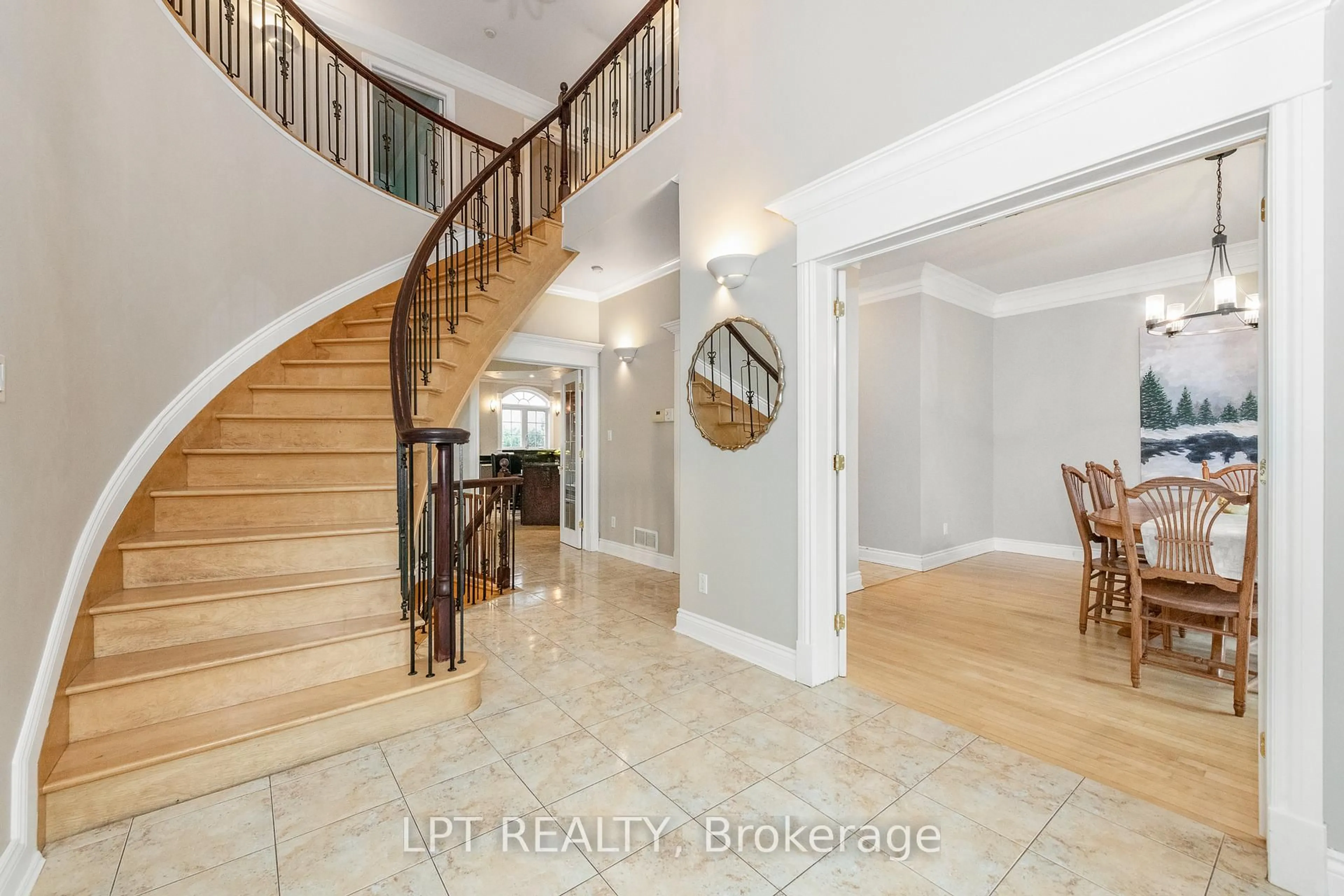 Indoor entryway for 5440 Wadell Crt, Ottawa Ontario K4M 1L3