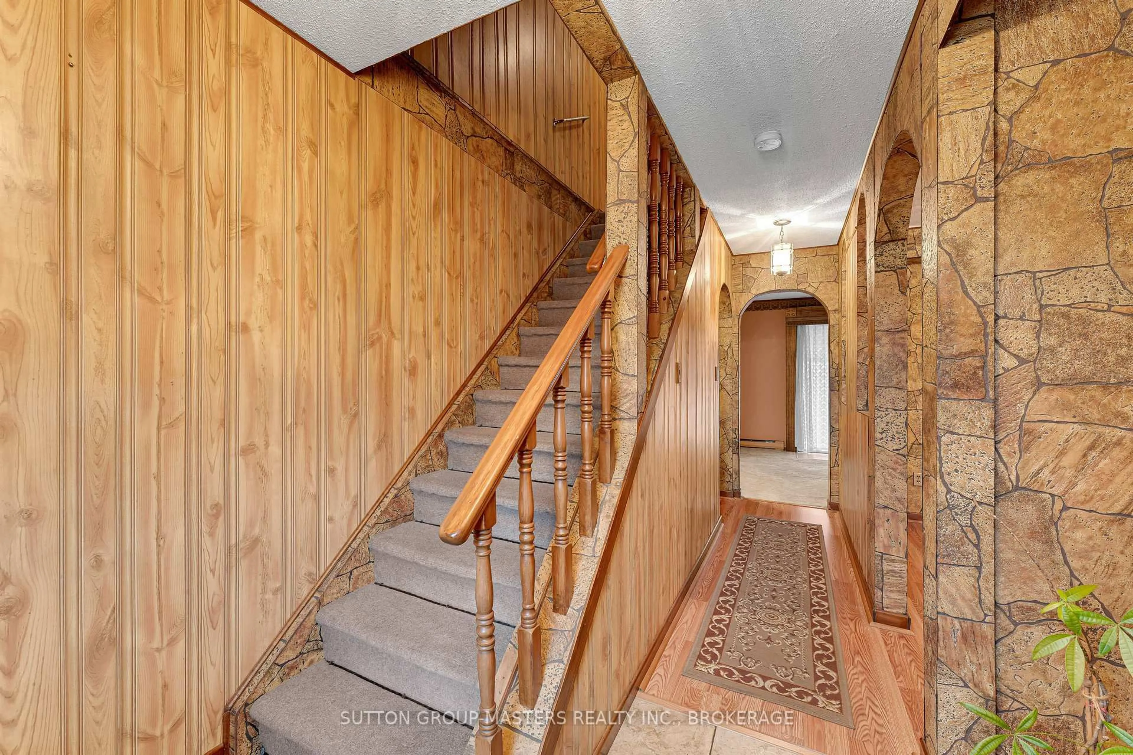 Indoor foyer for 306 Forsyth St, Gananoque Ontario K7G 2Y1