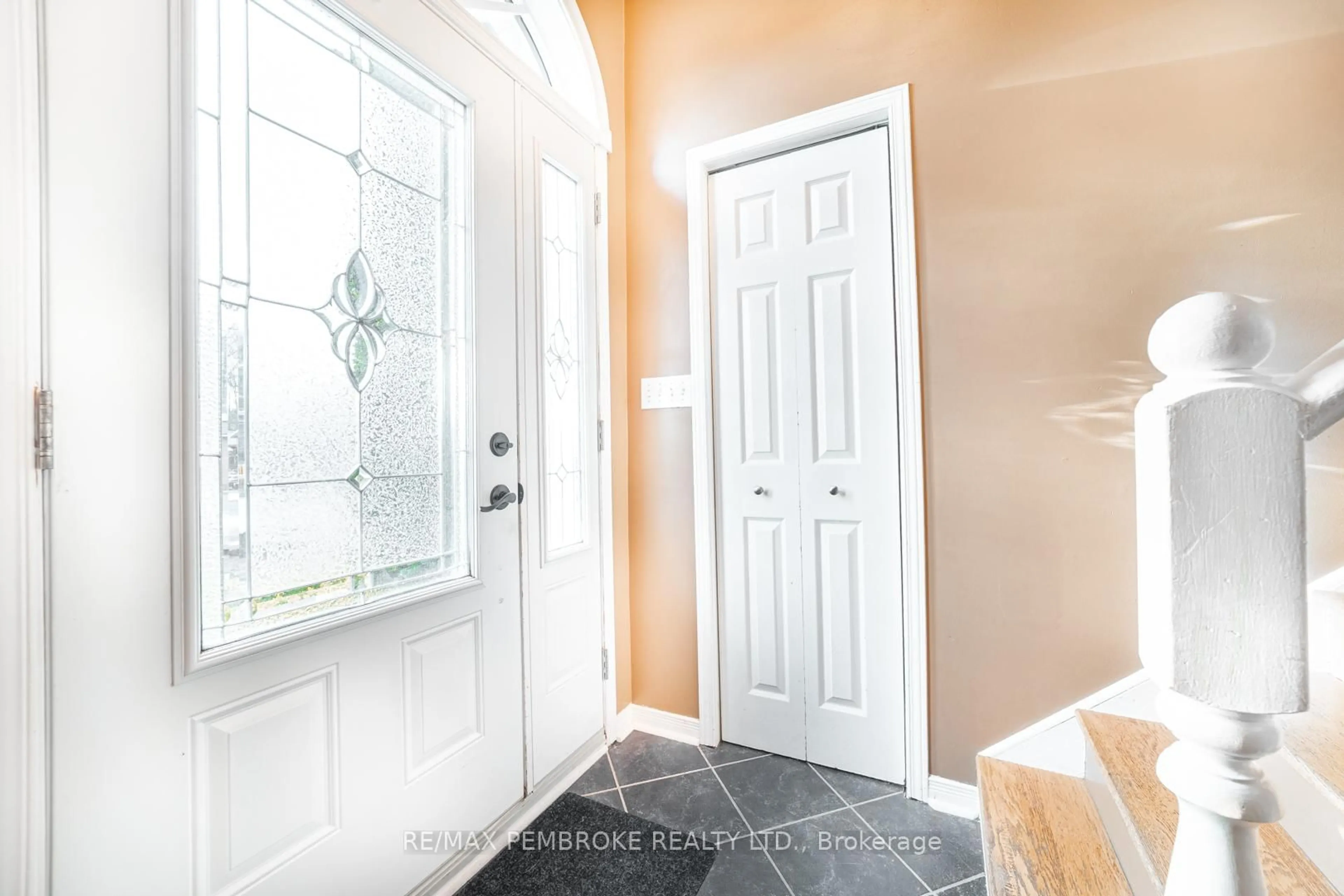 Indoor entryway for 34 Roy St, Petawawa Ontario K8H 3A6