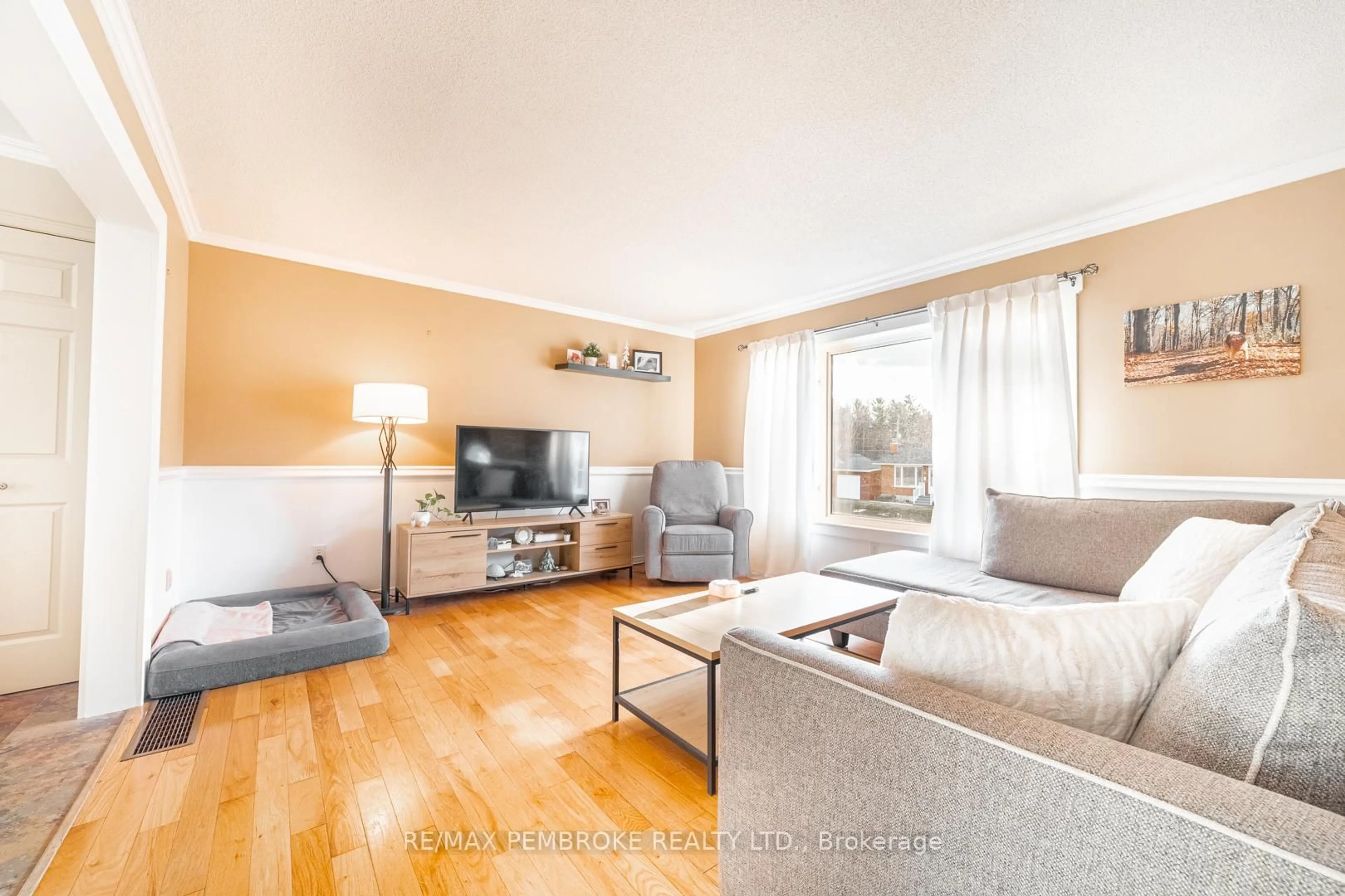 Living room with furniture, wood/laminate floor for 34 Roy St, Petawawa Ontario K8H 3A6