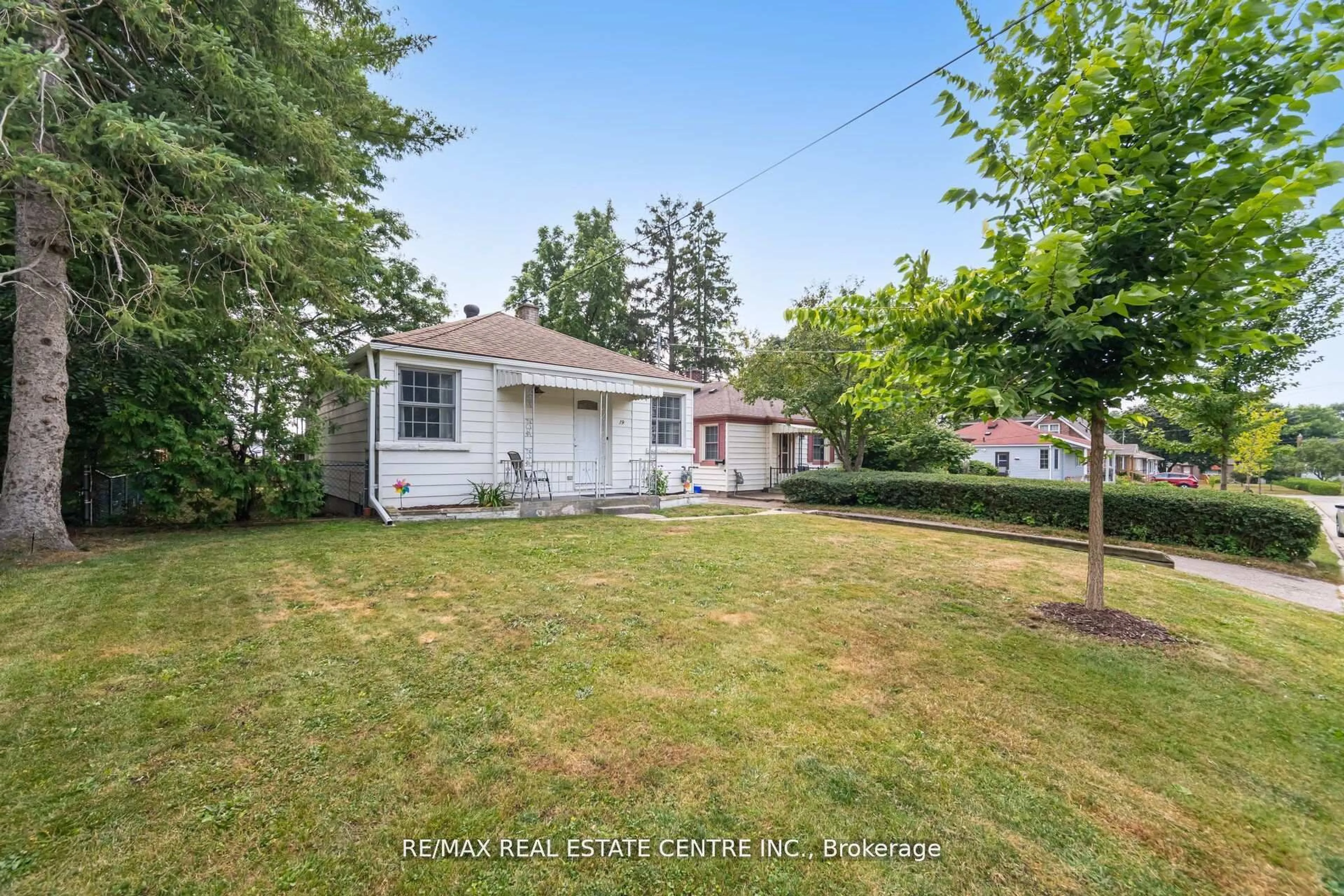 A pic from outside/outdoor area/front of a property/back of a property/a pic from drone, street for 19 Seneca Dr, Kitchener Ontario N2M 3H1