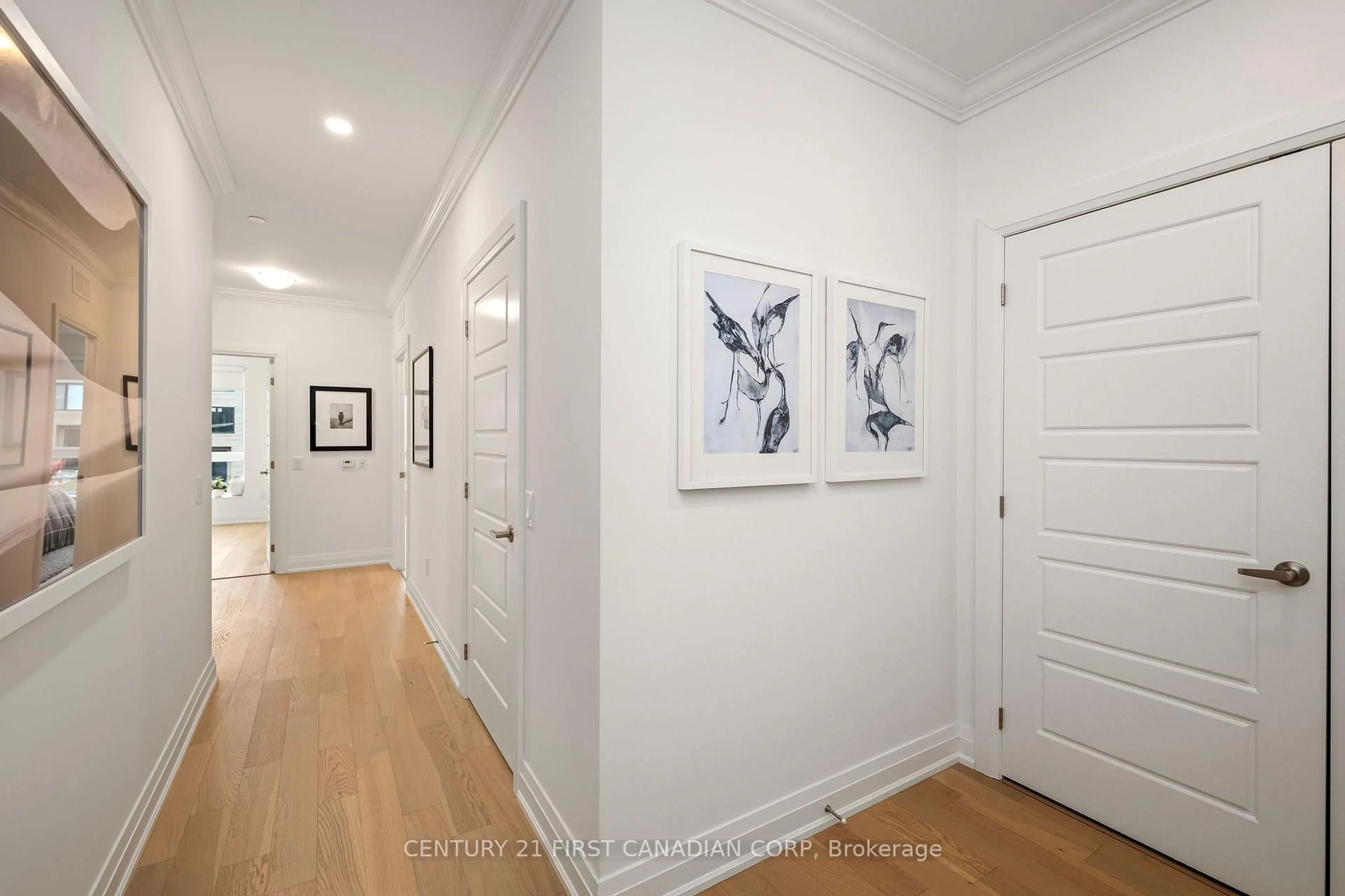 Indoor entryway for 1975 FOUNTAIN GRASS Dr #110, London South Ontario N6K 4P9