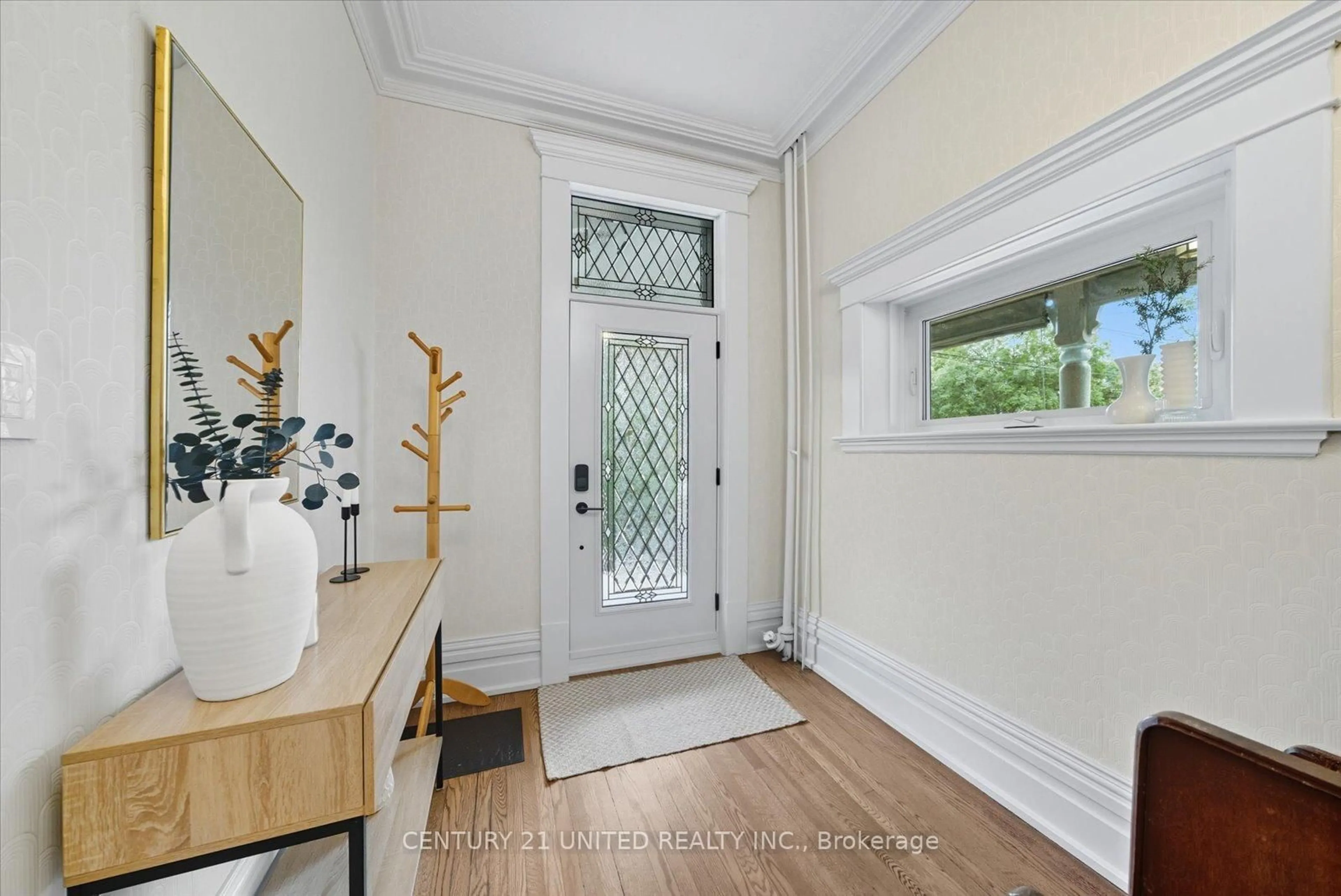 Indoor entryway for 559 Downie St, Peterborough Ontario K9H 4J7