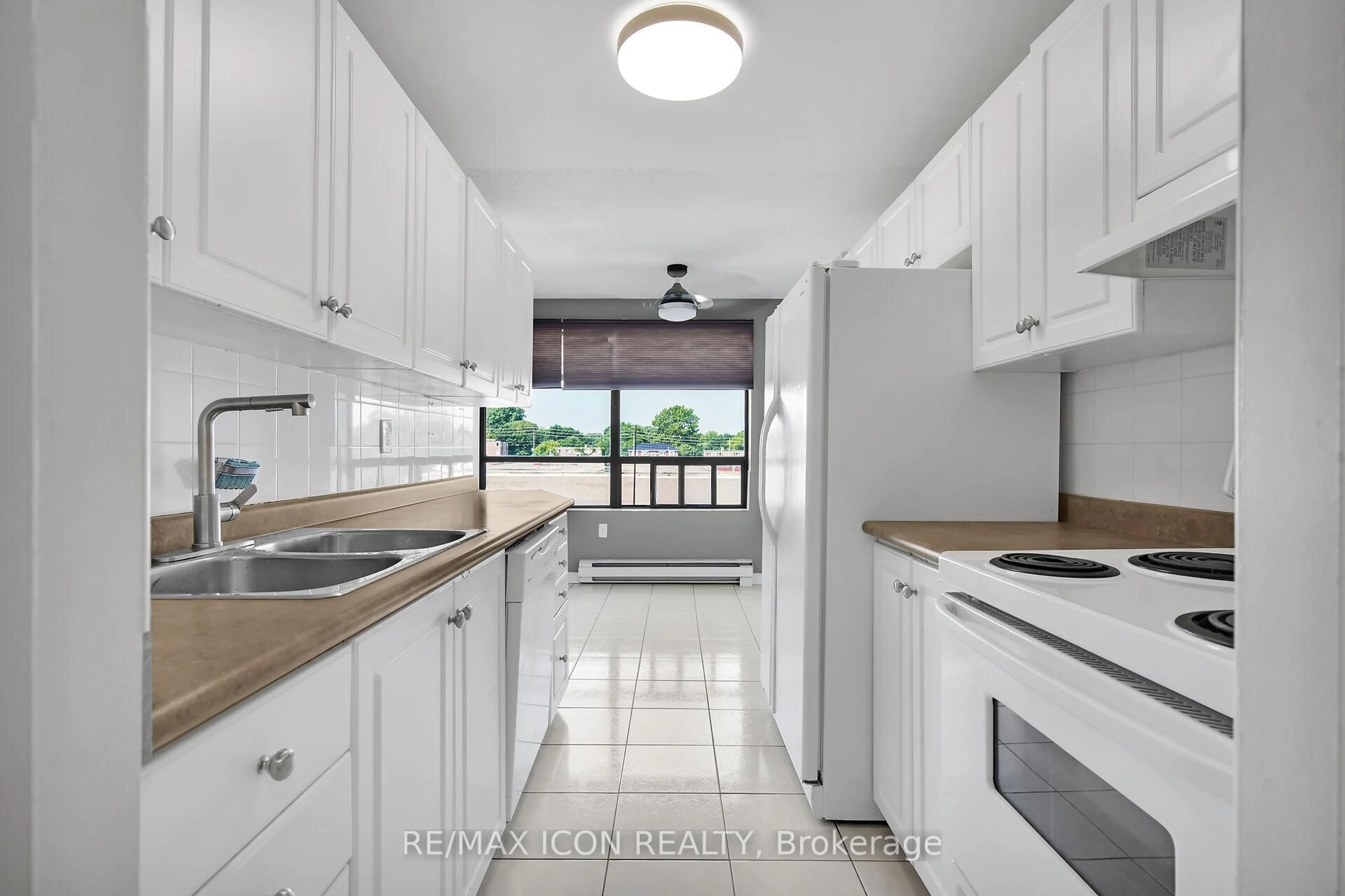 Standard kitchen, unknown for 650 Cheapside St #408, London East Ontario N5Y 5J8