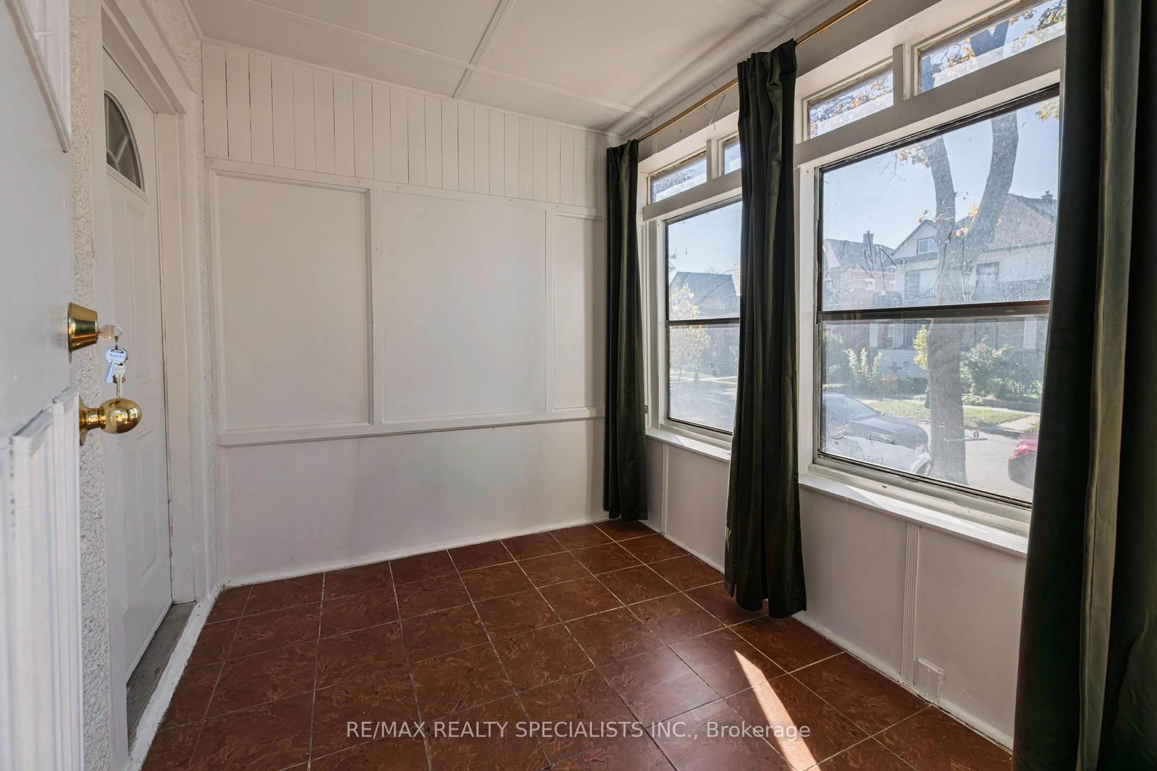 A pic of a room for 332 Elm Ave, Windsor Ontario N9A 5H1