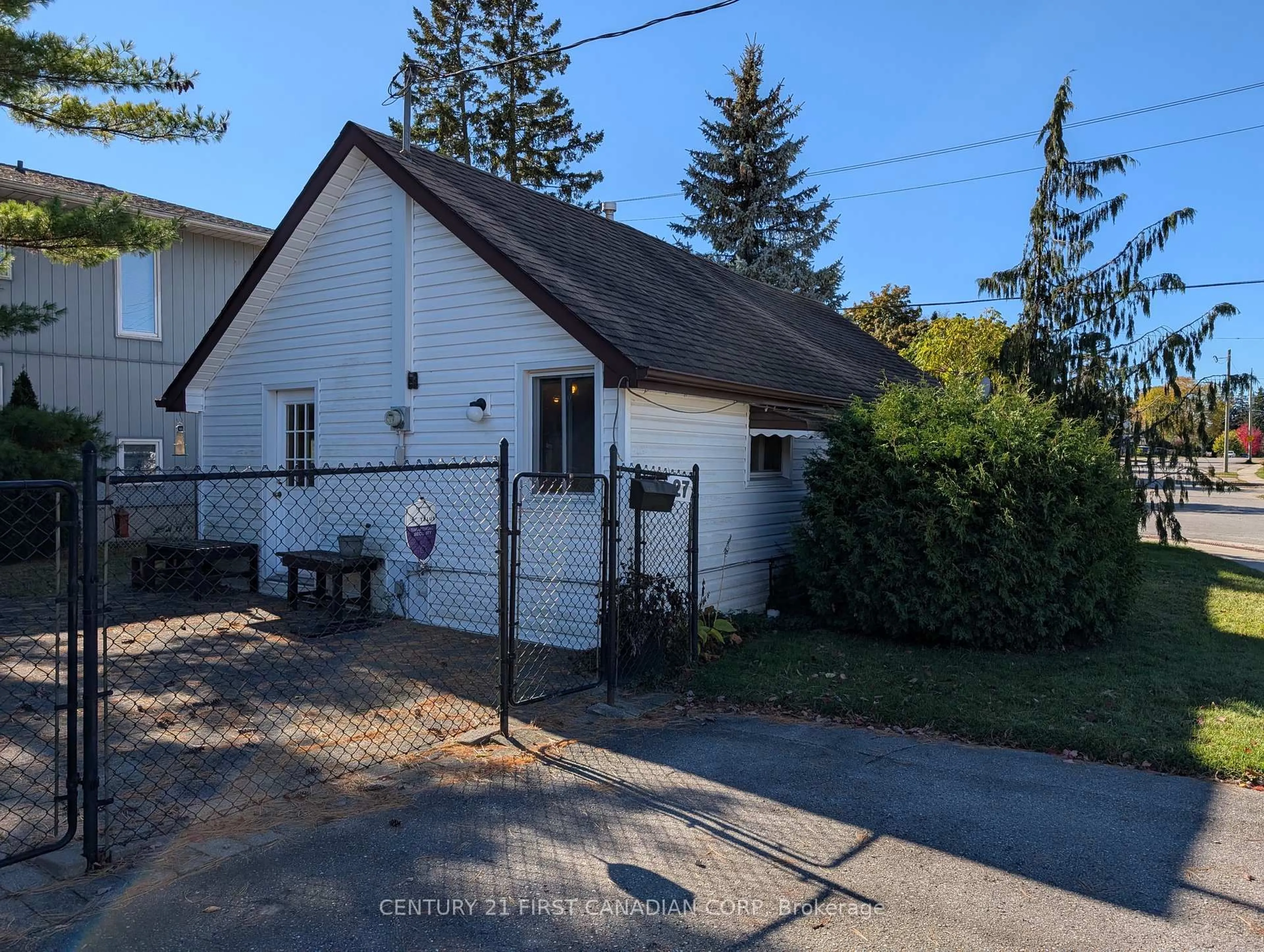 A pic from outside/outdoor area/front of a property/back of a property/a pic from drone, street for 27 Briscoe St, London South Ontario N6J 1M2