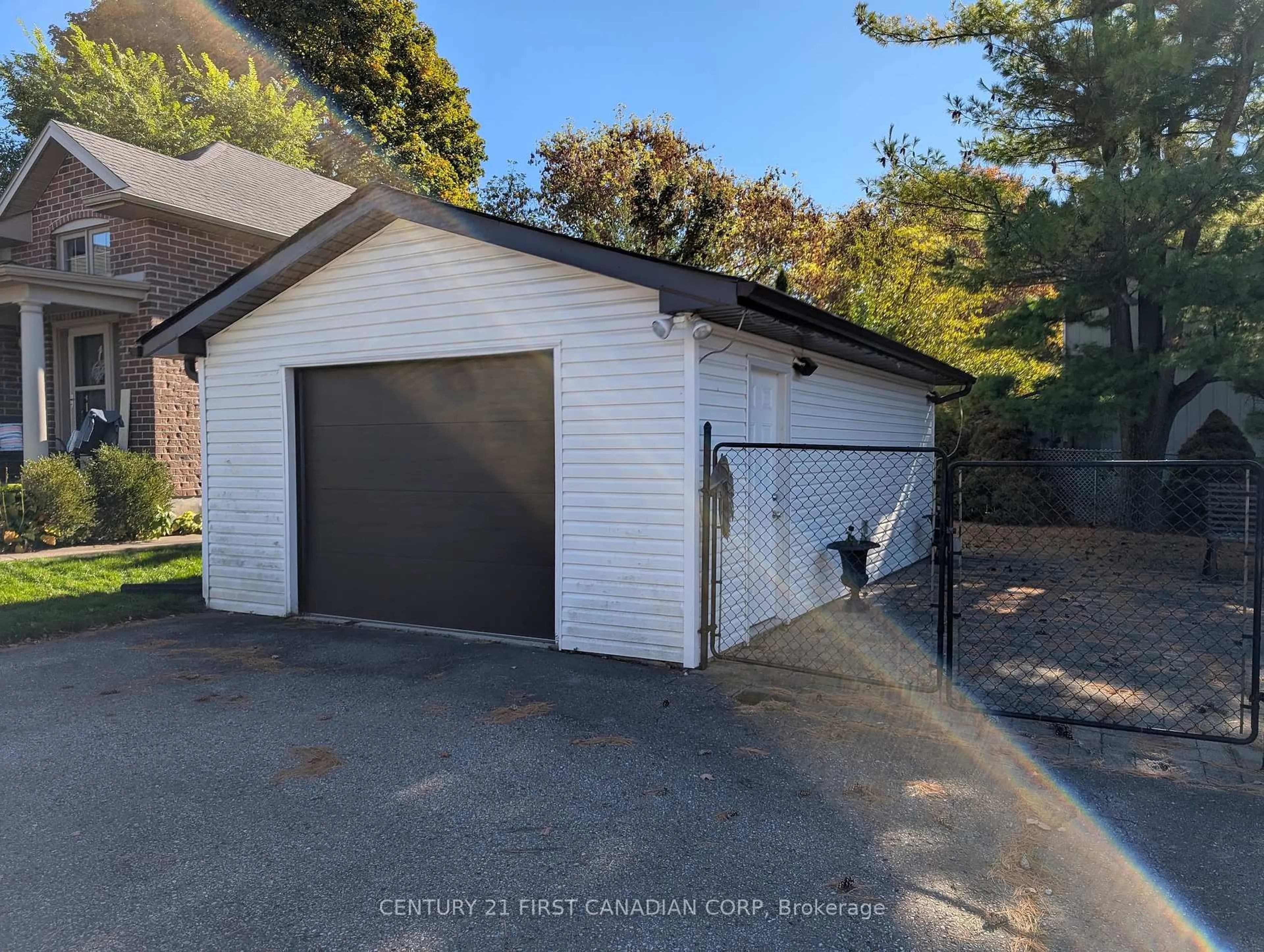 Indoor garage for 27 Briscoe St, London South Ontario N6J 1M2