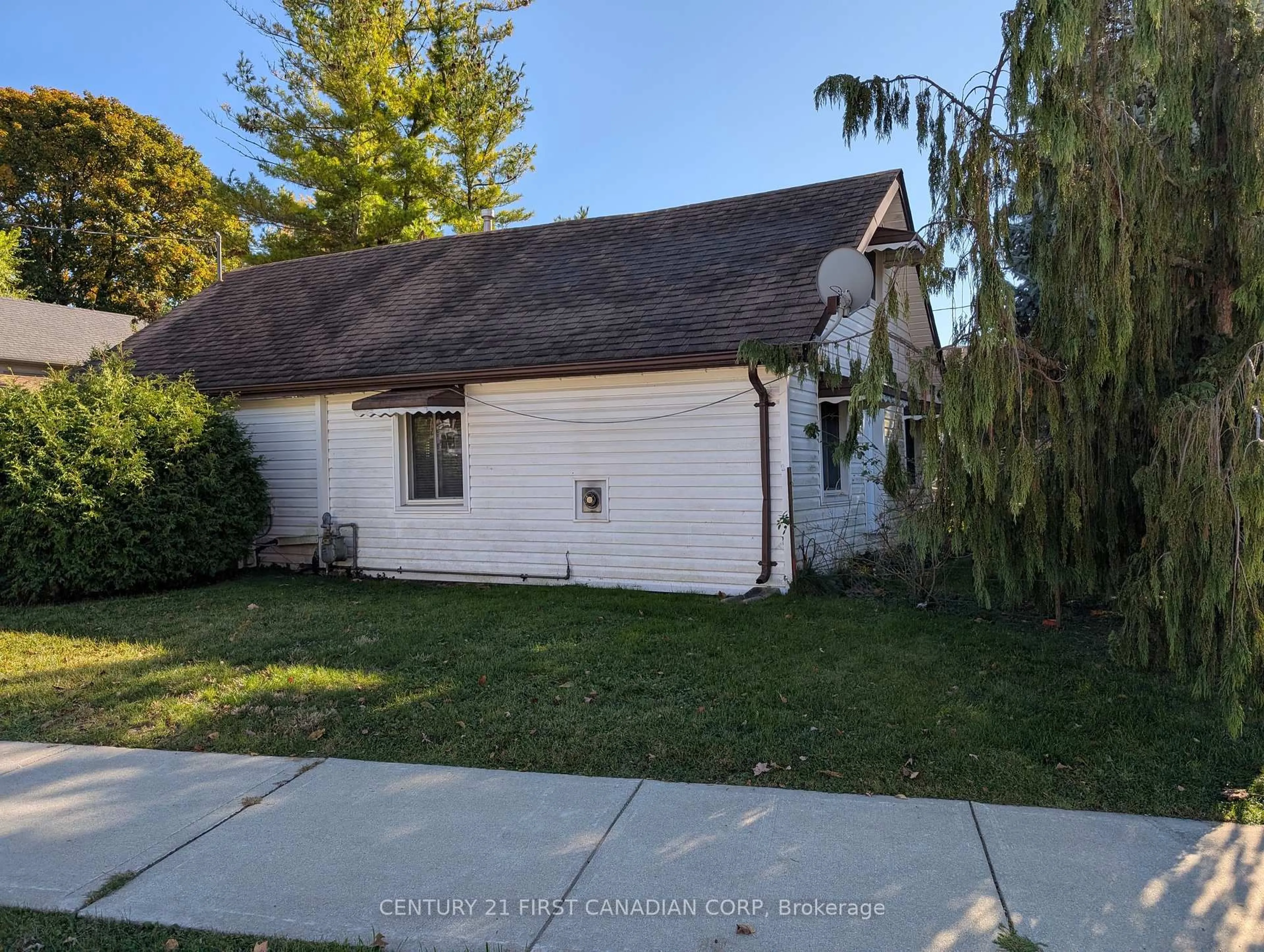 A pic from outside/outdoor area/front of a property/back of a property/a pic from drone, street for 27 Briscoe St, London South Ontario N6J 1M2