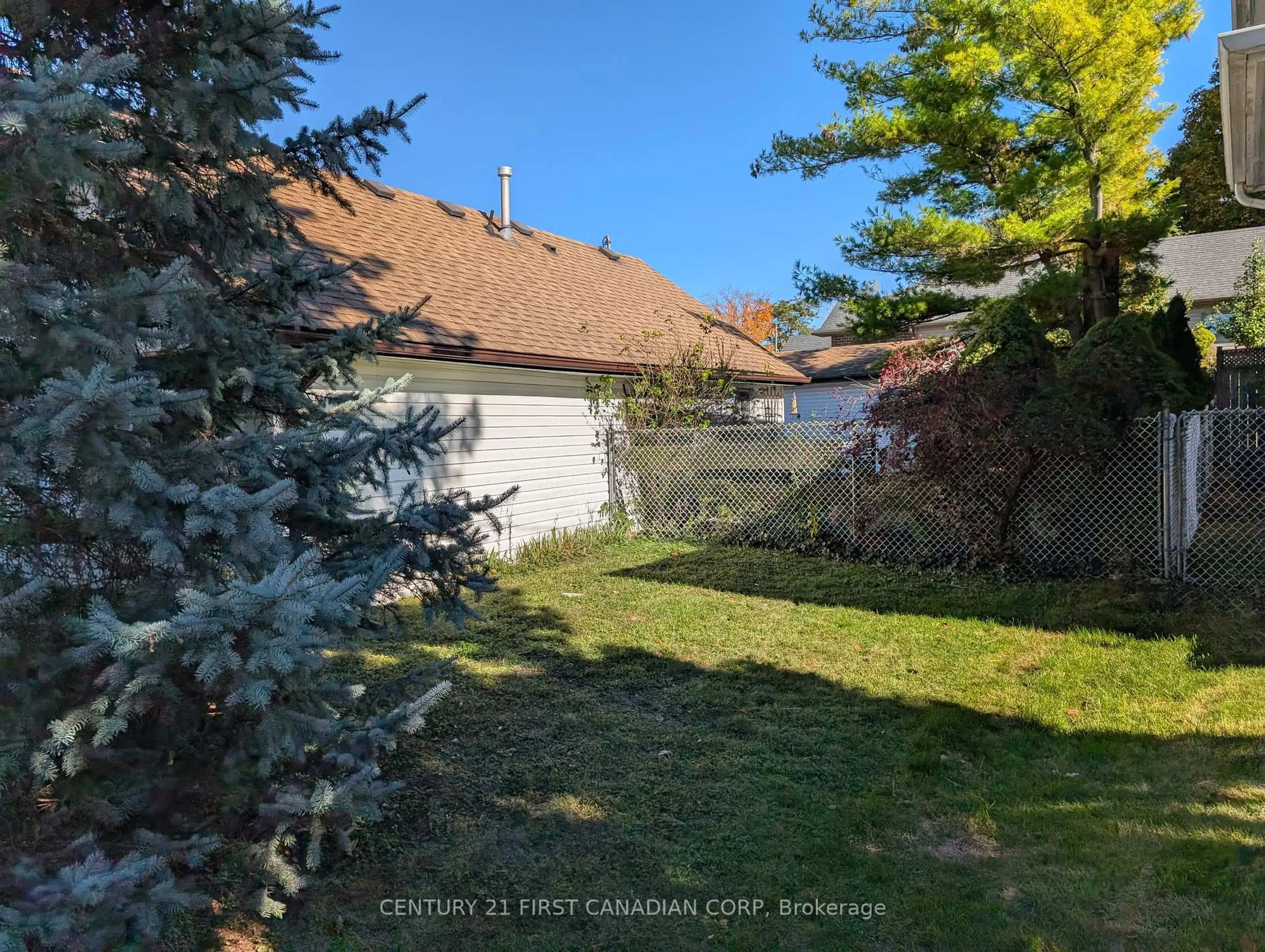 A pic from outside/outdoor area/front of a property/back of a property/a pic from drone, street for 27 Briscoe St, London South Ontario N6J 1M2