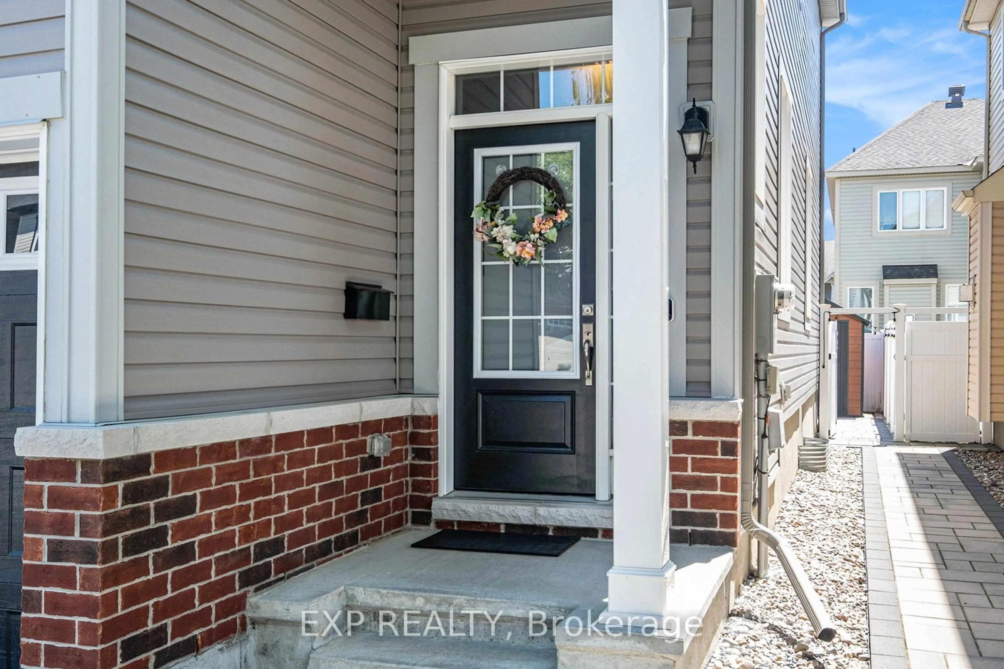 Indoor entryway for 233 Rivertree St, Ottawa Ontario K2M 0J4