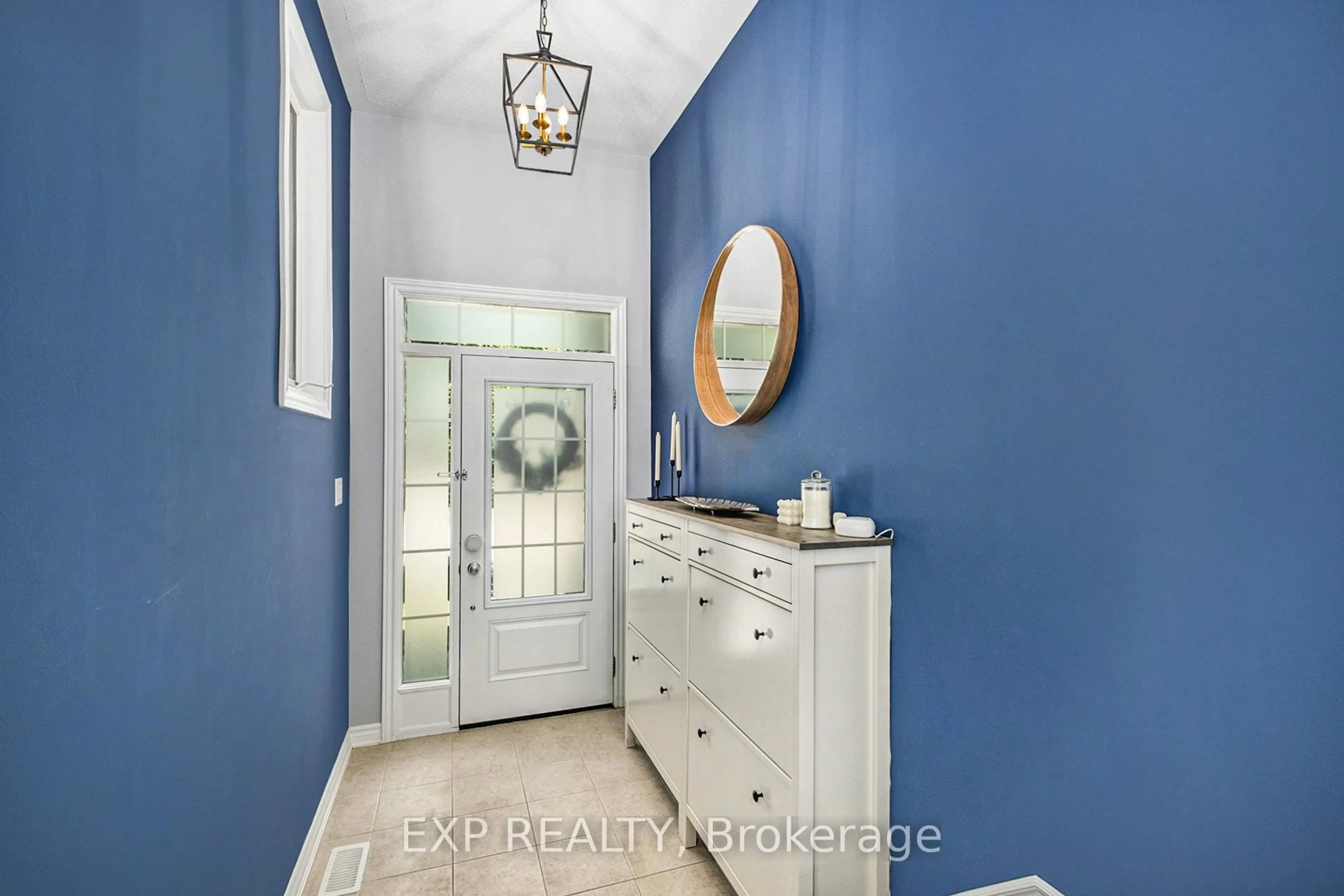 Indoor entryway for 233 Rivertree St, Ottawa Ontario K2M 0J4