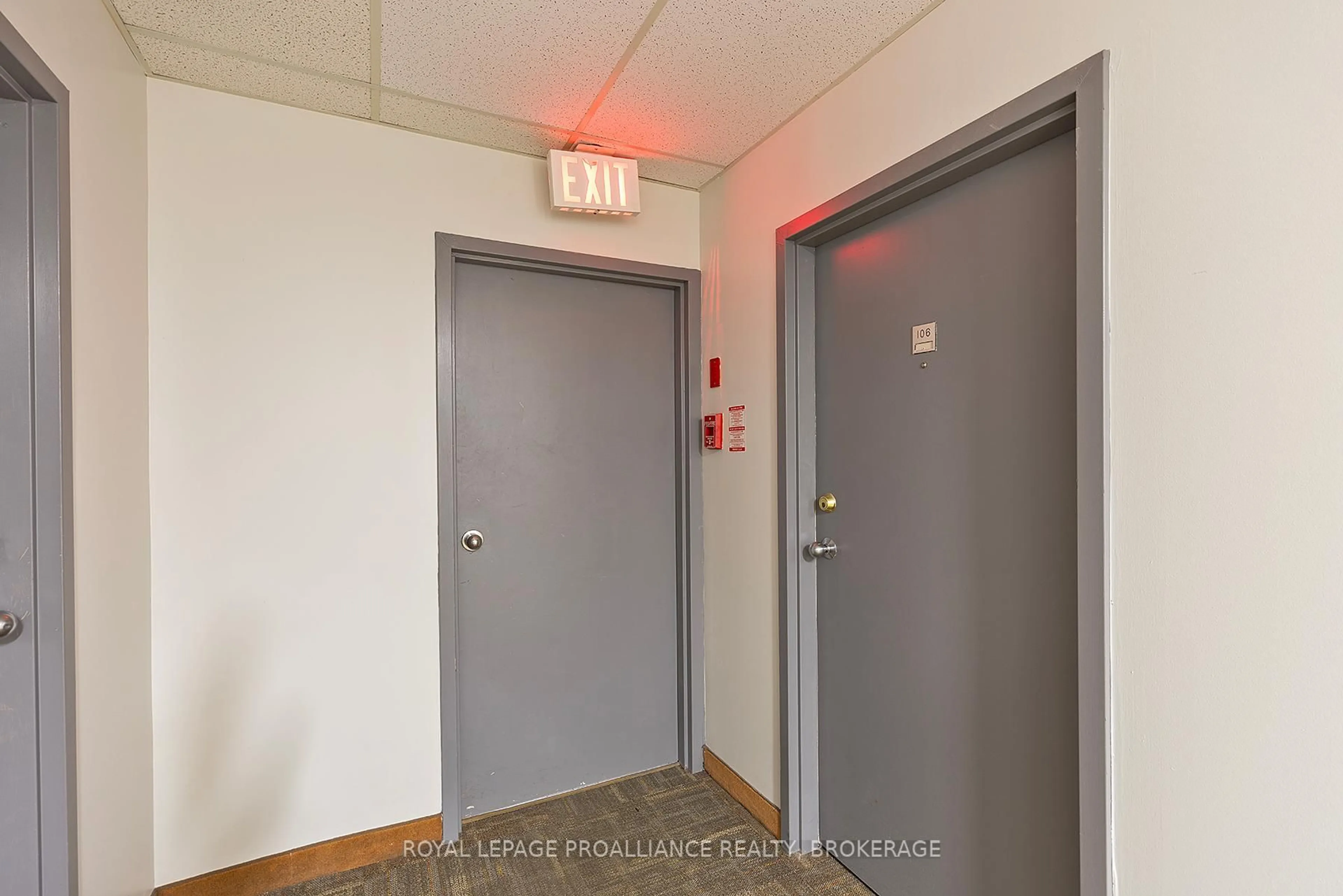 Indoor foyer for 745 Davis Dr #106, Kingston Ontario K7M 8J4