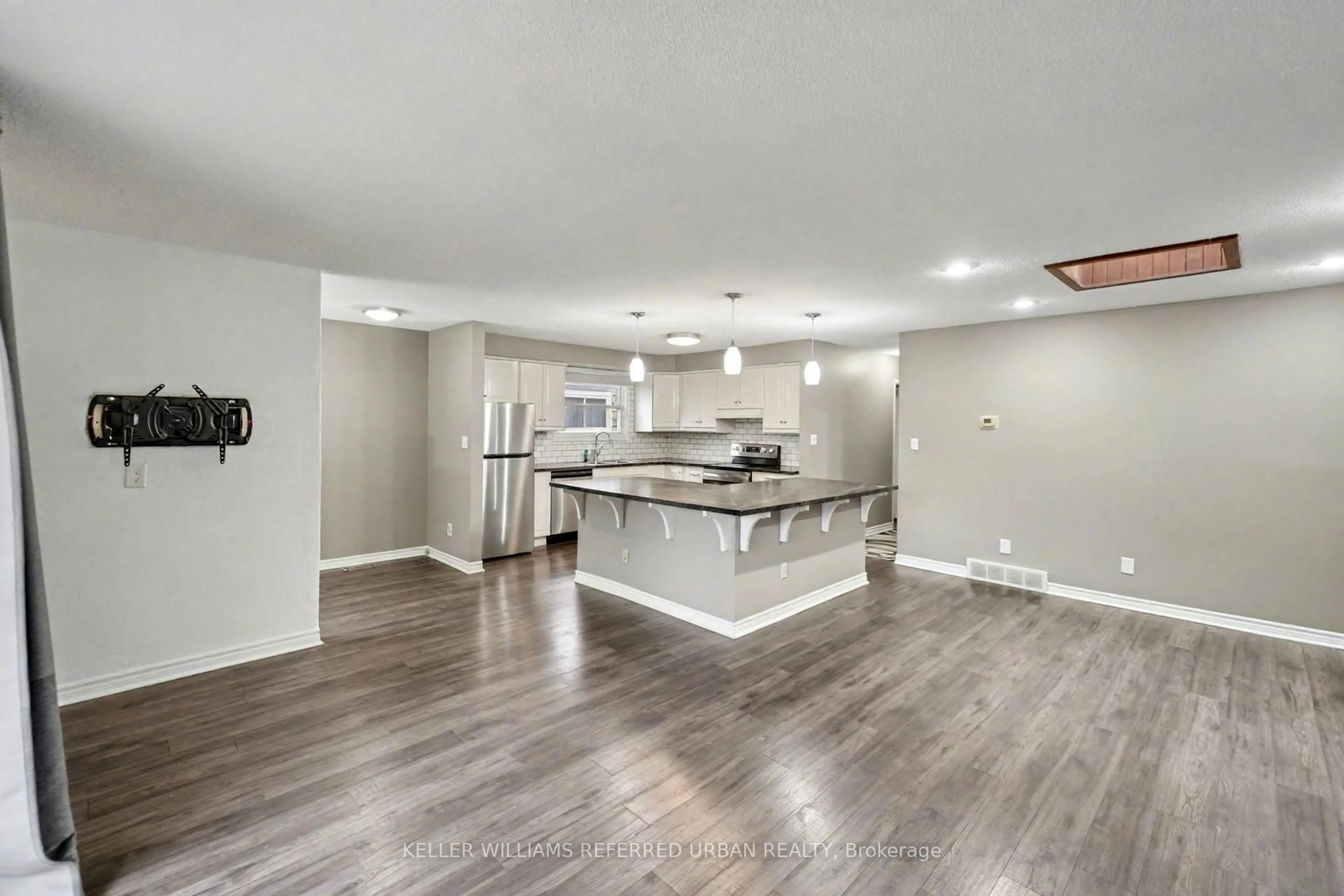 Open concept kitchen, unknown for 4 Deborah Crt, St. Catharines Ontario L2P 3R6