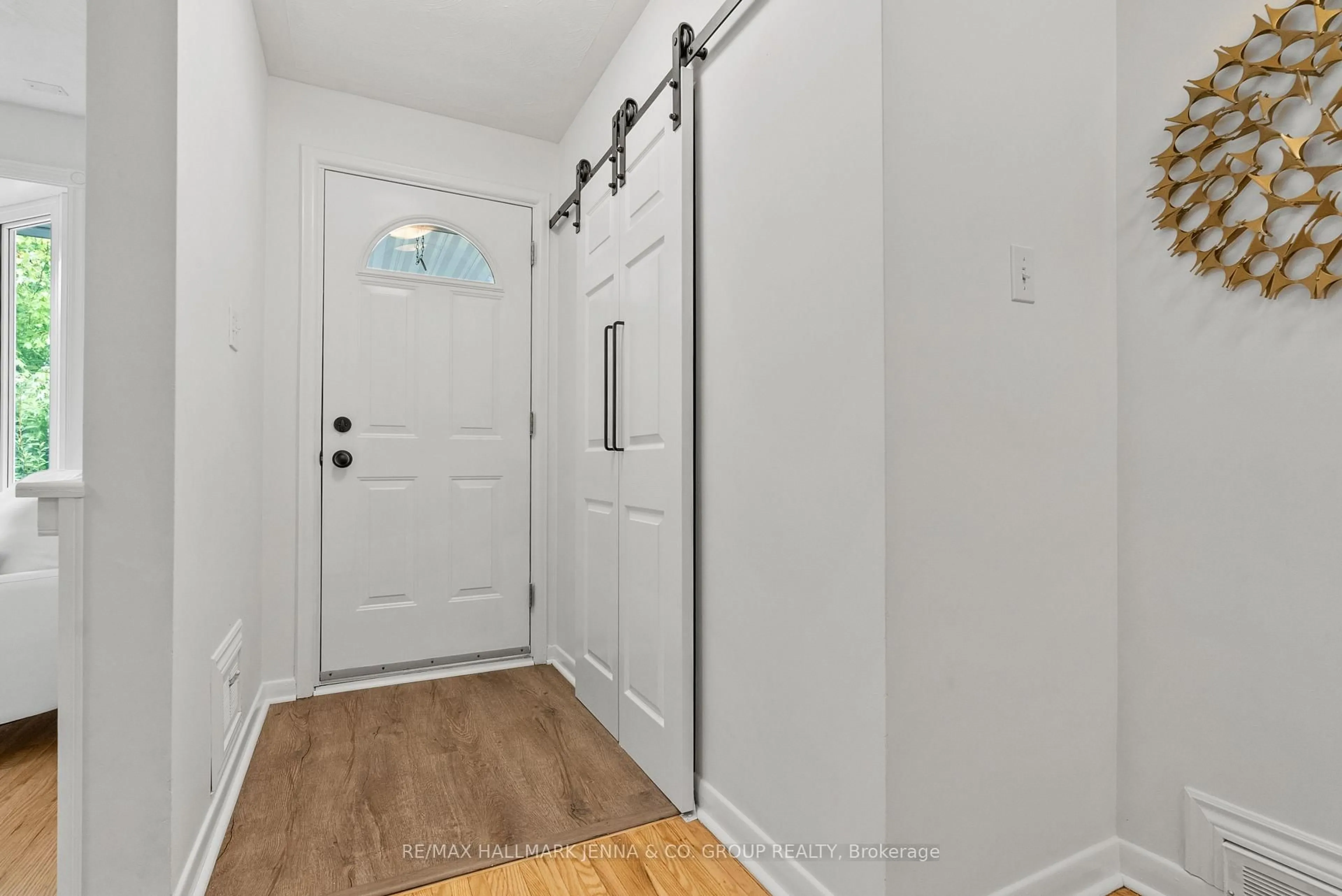 Indoor entryway for 1246 Cobden Rd, Ottawa Ontario K2C 2Z9