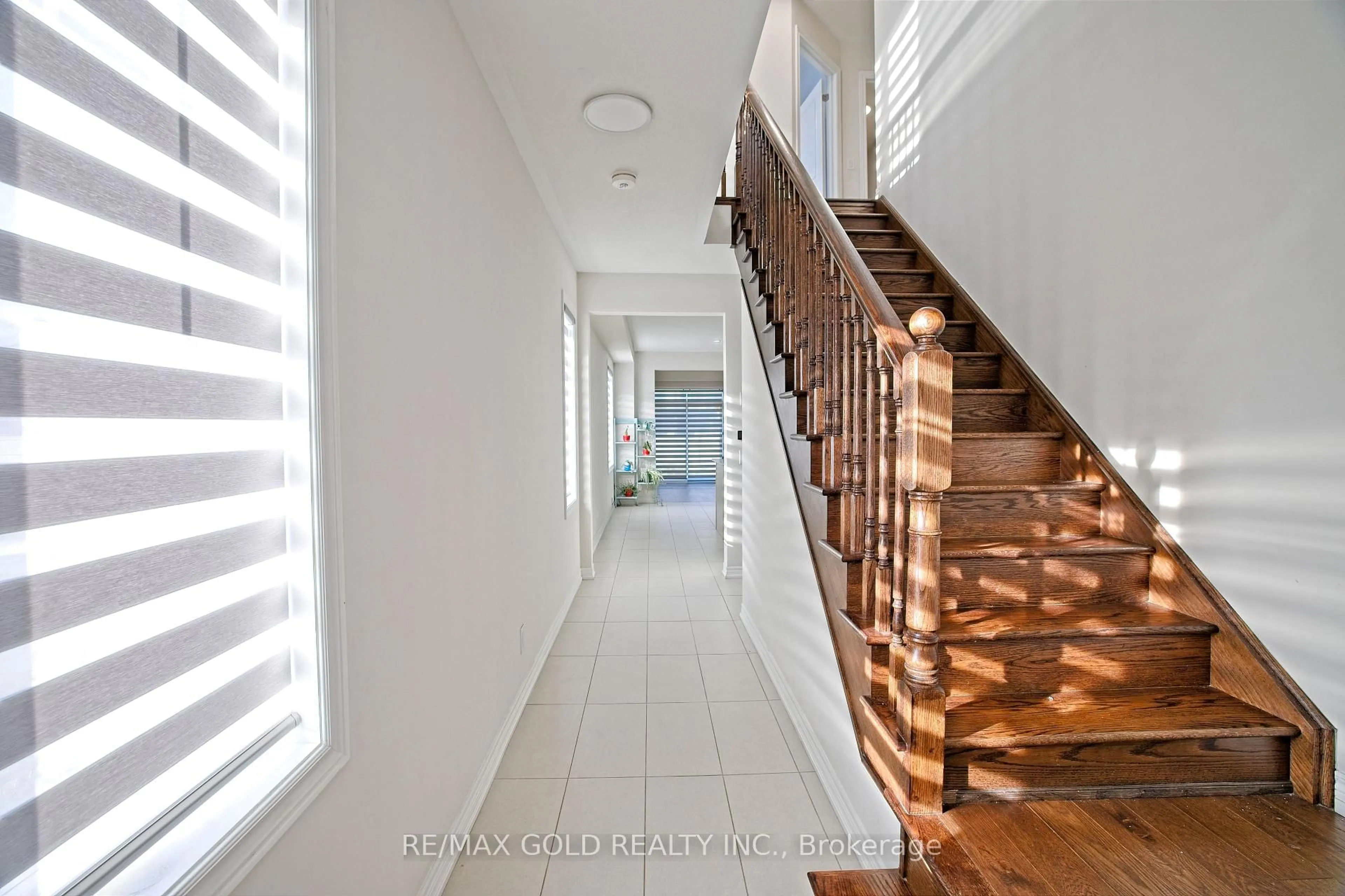 Indoor foyer for 71 Gloria St, Kitchener Ontario N2R 0R4