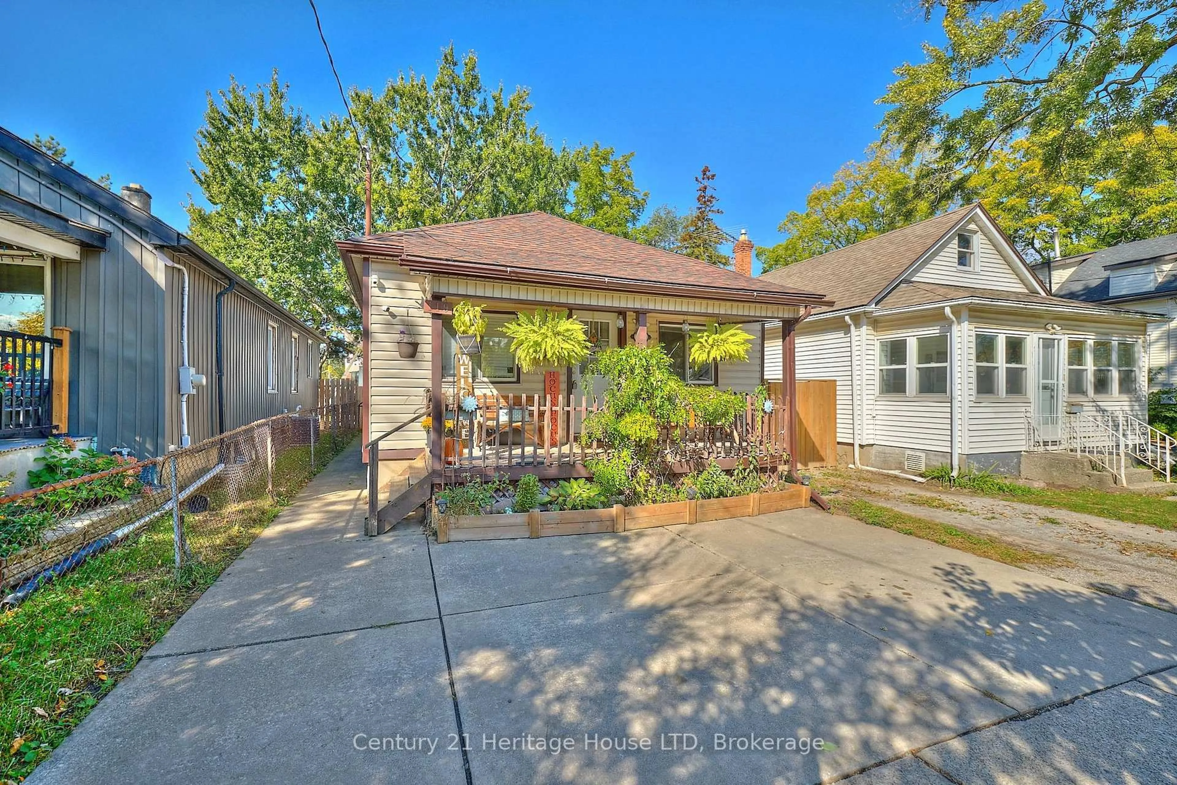 A pic from outside/outdoor area/front of a property/back of a property/a pic from drone, street for 119 Page St, St. Catharines Ontario L2R 4A8