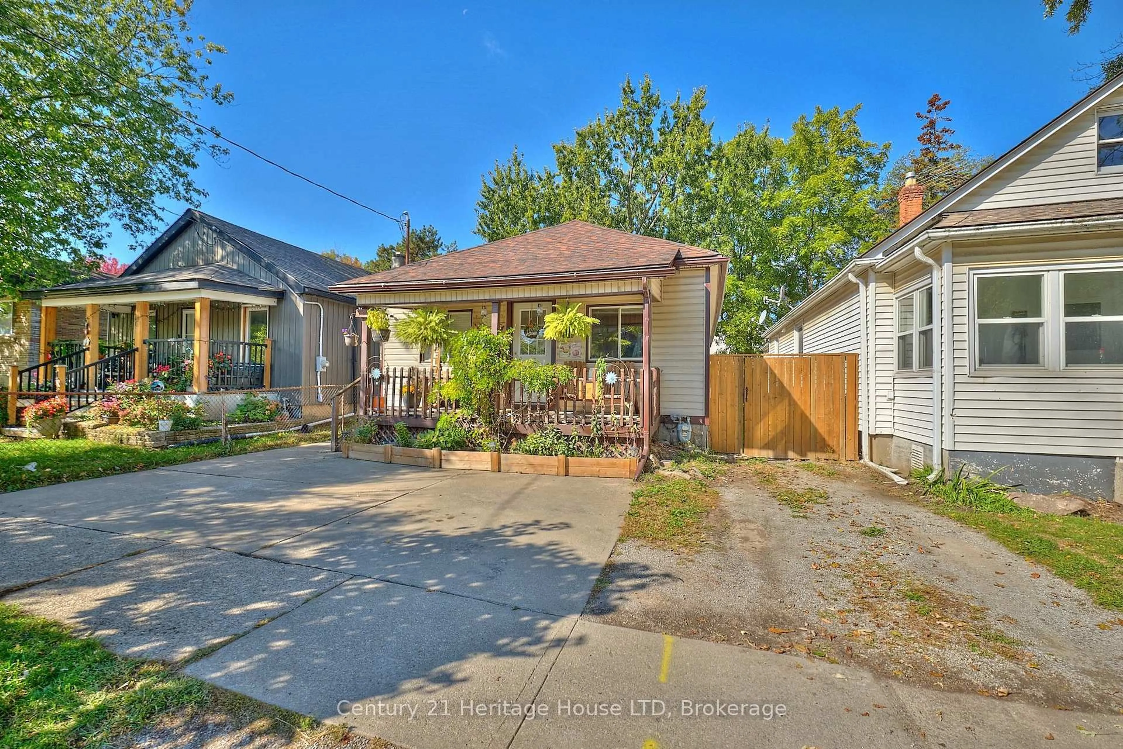 A pic from outside/outdoor area/front of a property/back of a property/a pic from drone, street for 119 Page St, St. Catharines Ontario L2R 4A8