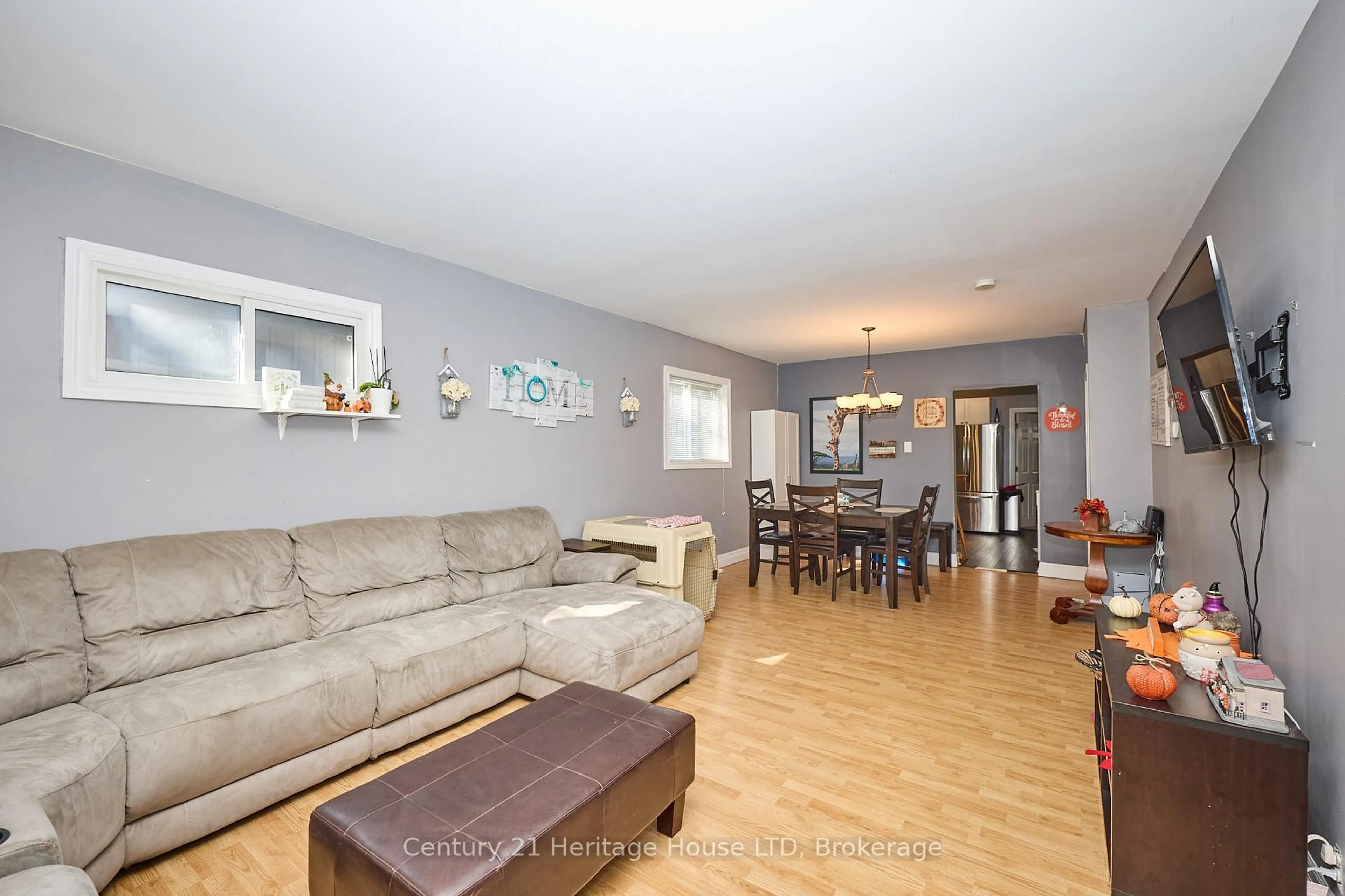 Living room with furniture, wood/laminate floor for 119 Page St, St. Catharines Ontario L2R 4A8