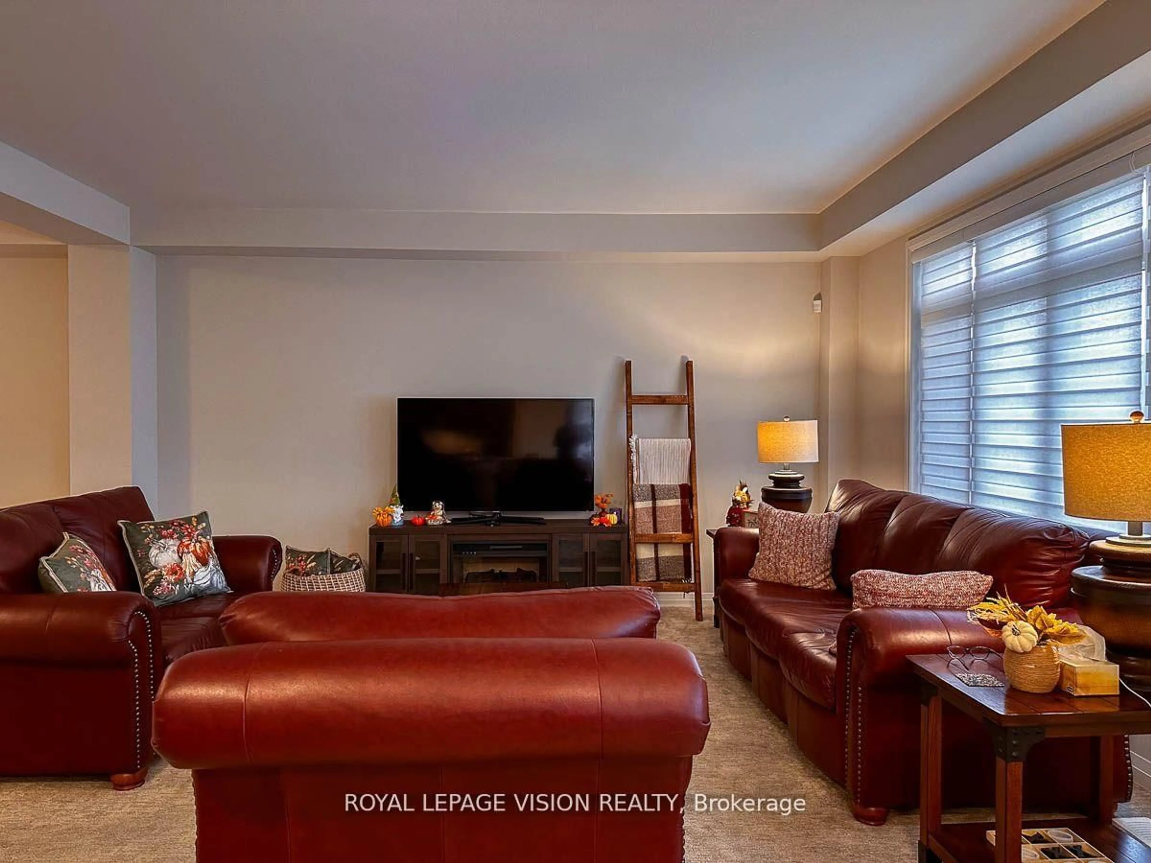 Living room with furniture, wood/laminate floor for 155 Bur Oak Dr, Thorold Ontario L2V 4Y6