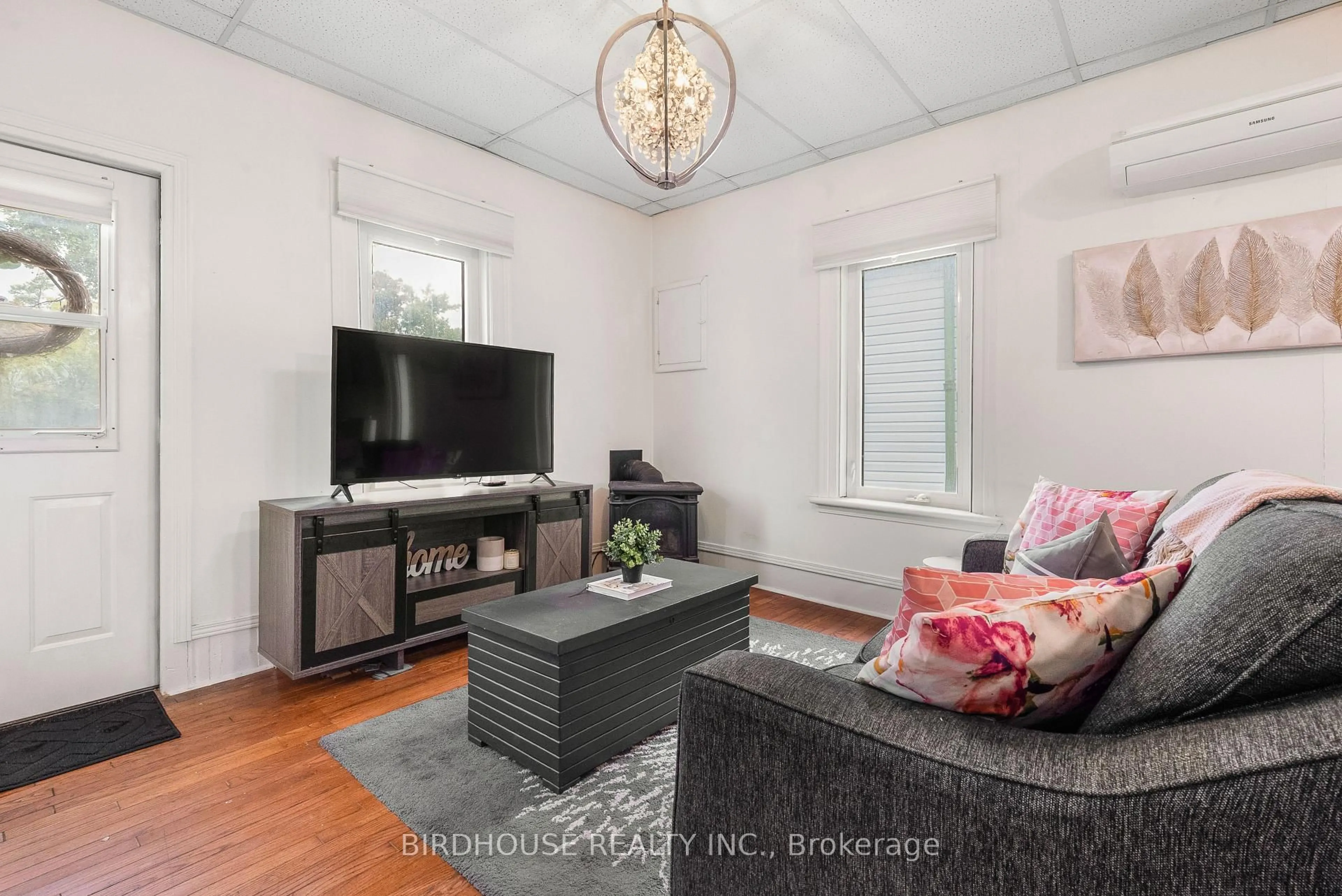 Living room with furniture, wood/laminate floor for 83 Durham St, Kawartha Lakes Ontario K9V 2P8