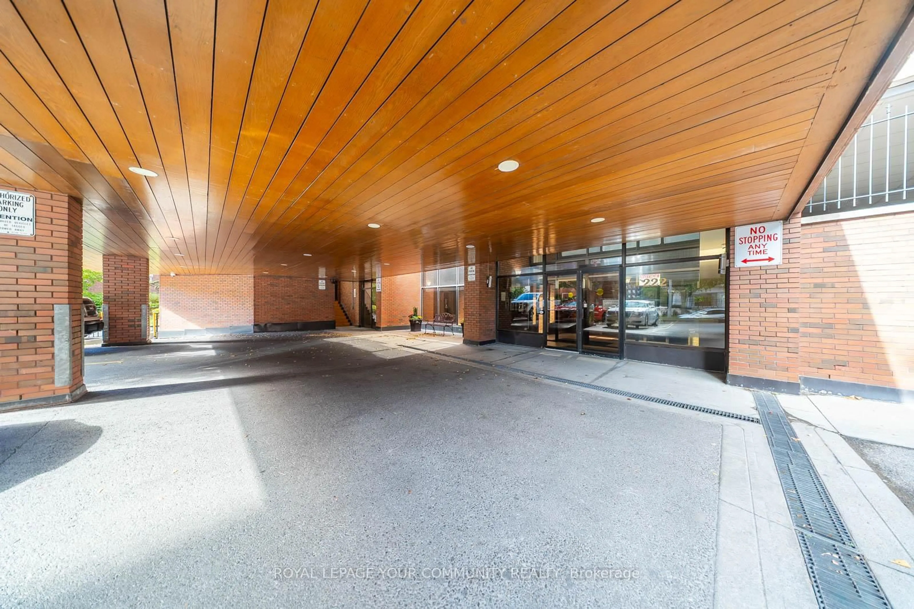 Indoor foyer for 222 Jackson St #PH3, Hamilton Ontario L8P 4S5