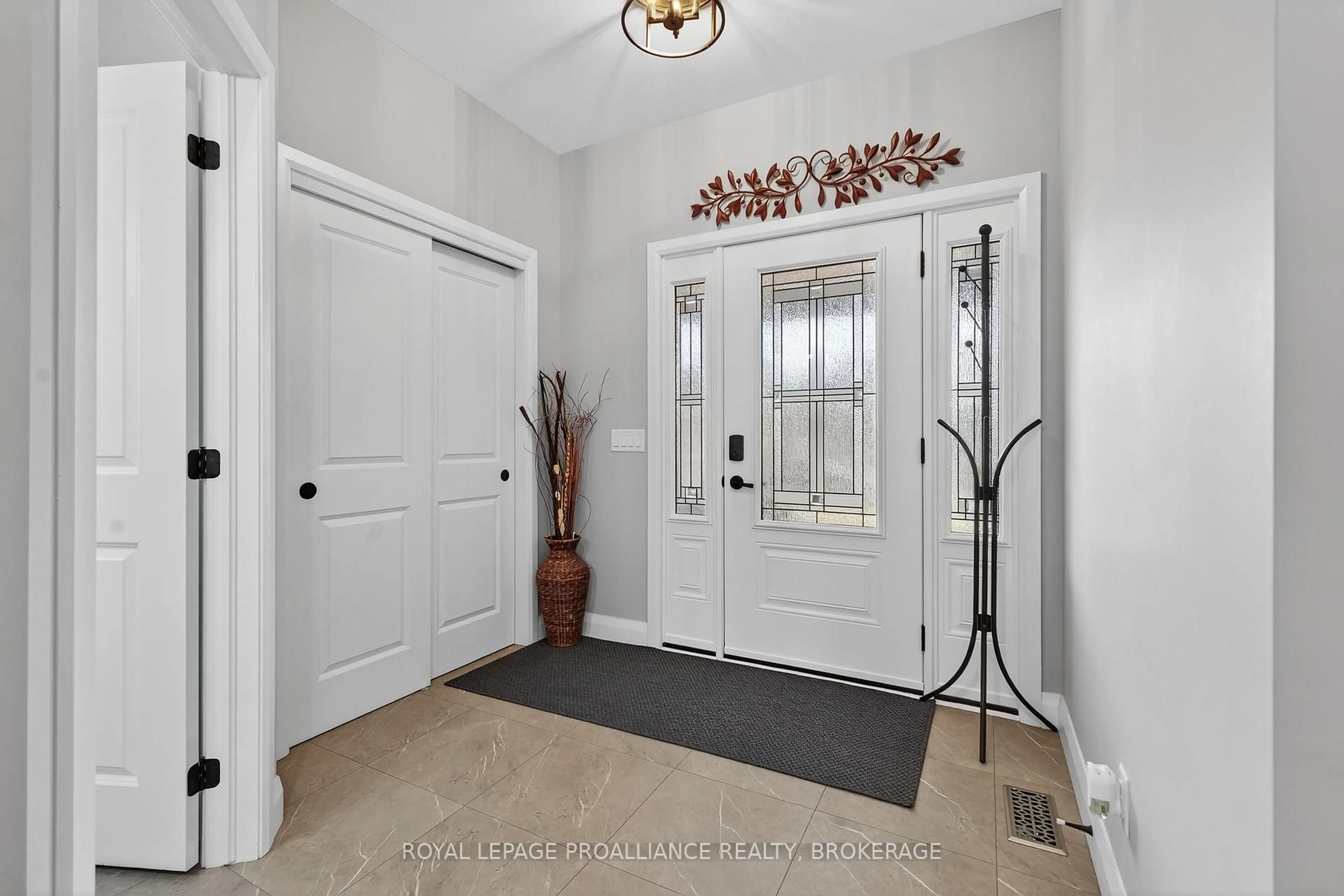 Indoor entryway for 1520 Berkshire Dr, Kingston Ontario K7P 0S7
