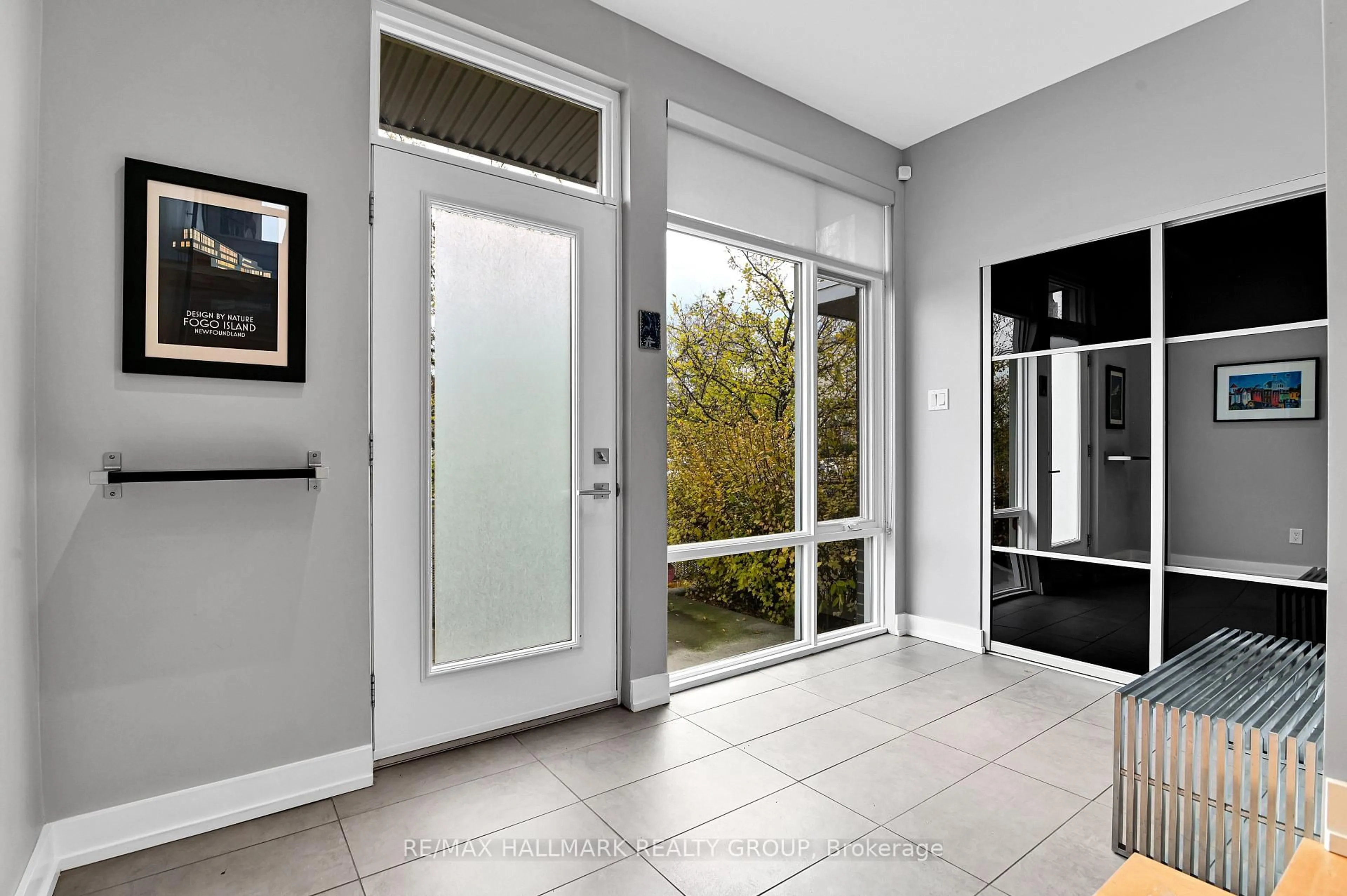 Indoor entryway for 68G Stonehurst Ave, Ottawa Ontario K1Y 1R5