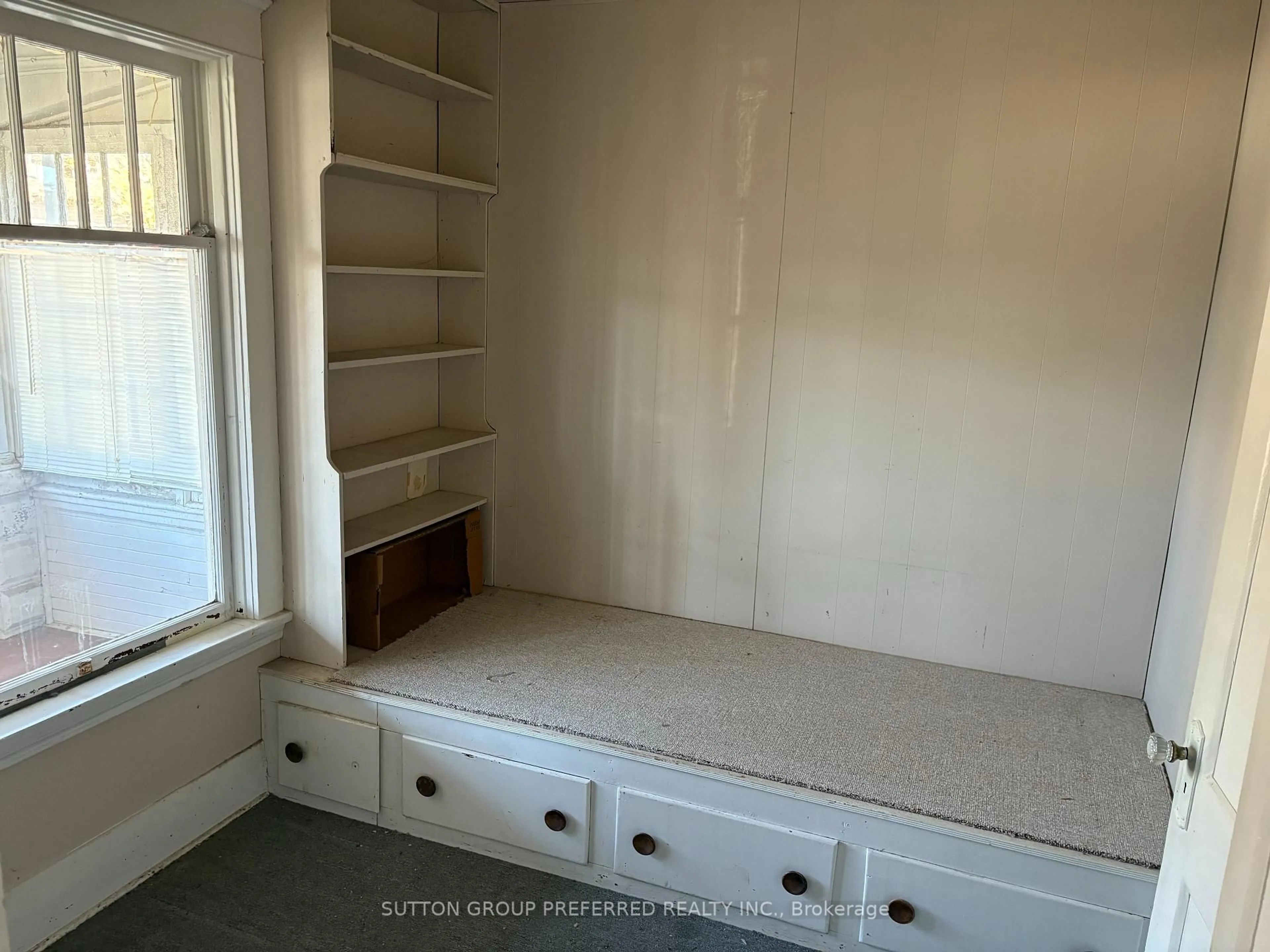 A pic of a room for 130 Arundell St, London East Ontario N5Z 2J9