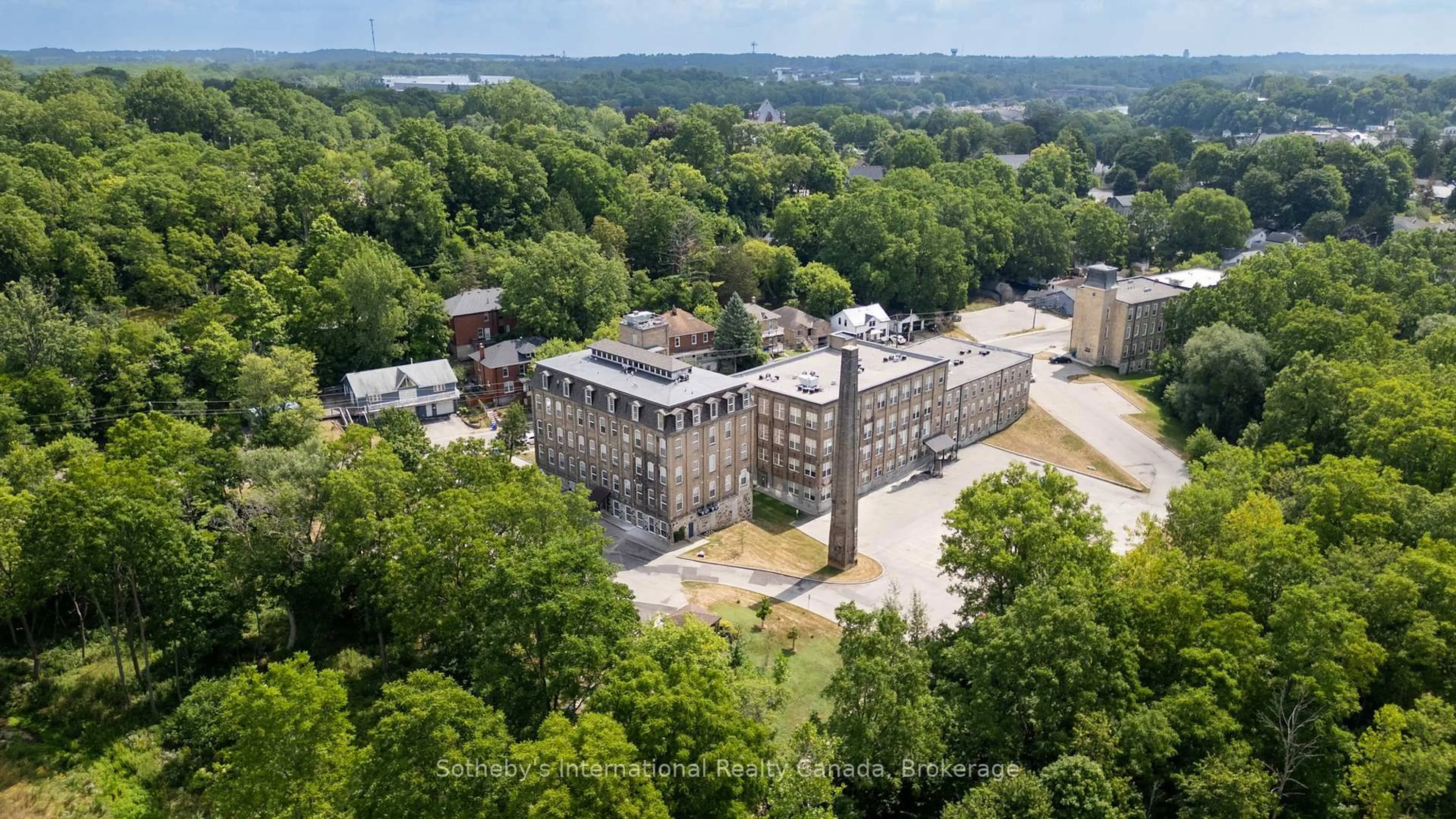 A pic from outside/outdoor area/front of a property/back of a property/a pic from drone, building for 140 West River St #402, Brant Ontario N3L 3E2