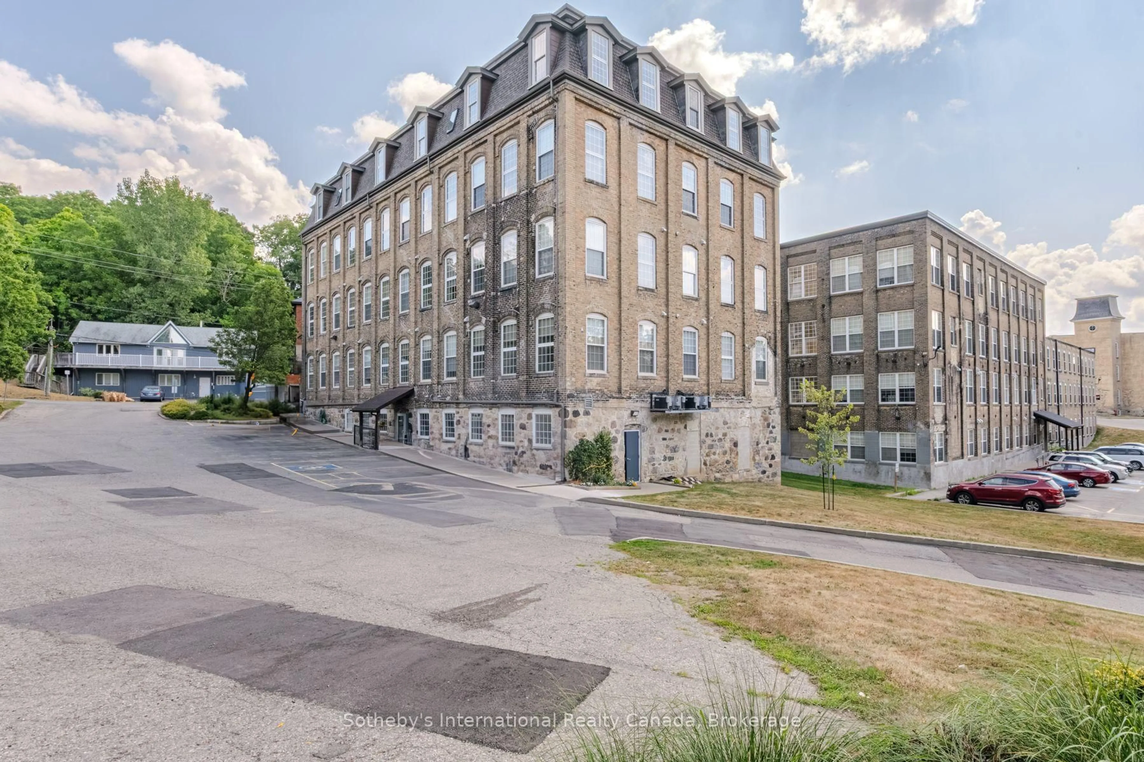 A pic from outside/outdoor area/front of a property/back of a property/a pic from drone, building for 140 West River St #402, Brant Ontario N3L 3E2