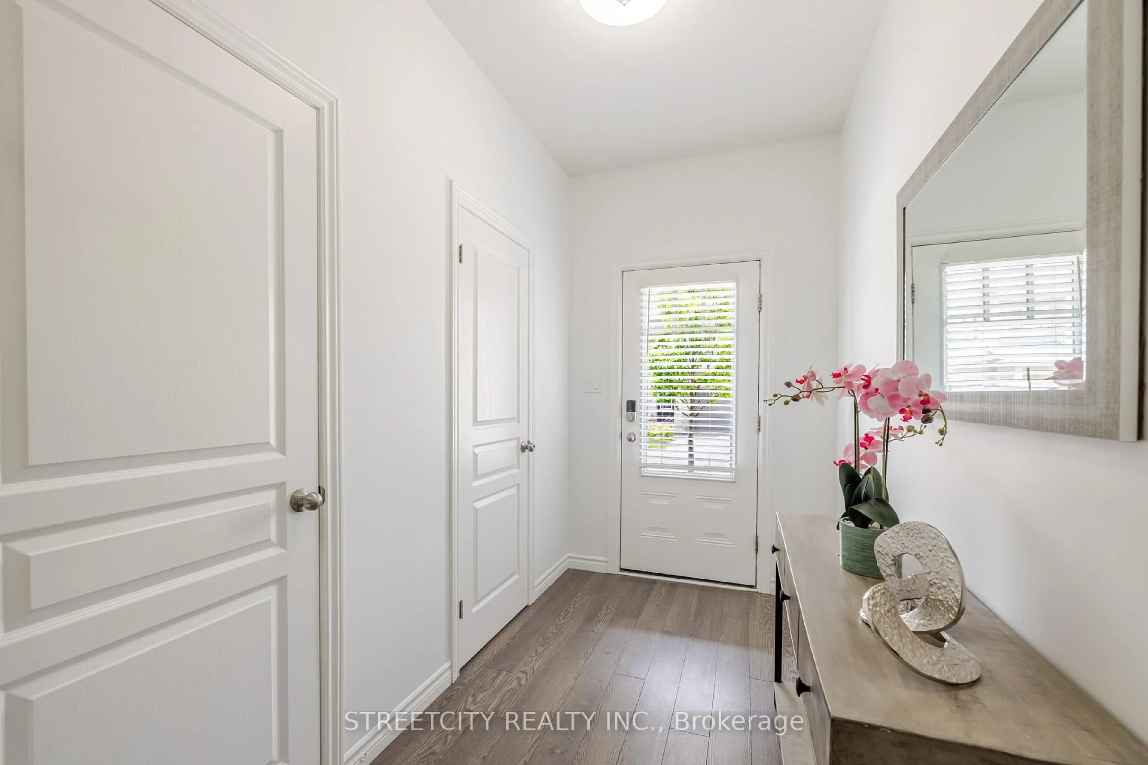 Indoor entryway for 1924 Cedarhollow Blvd #99, London North Ontario N5X 0C3