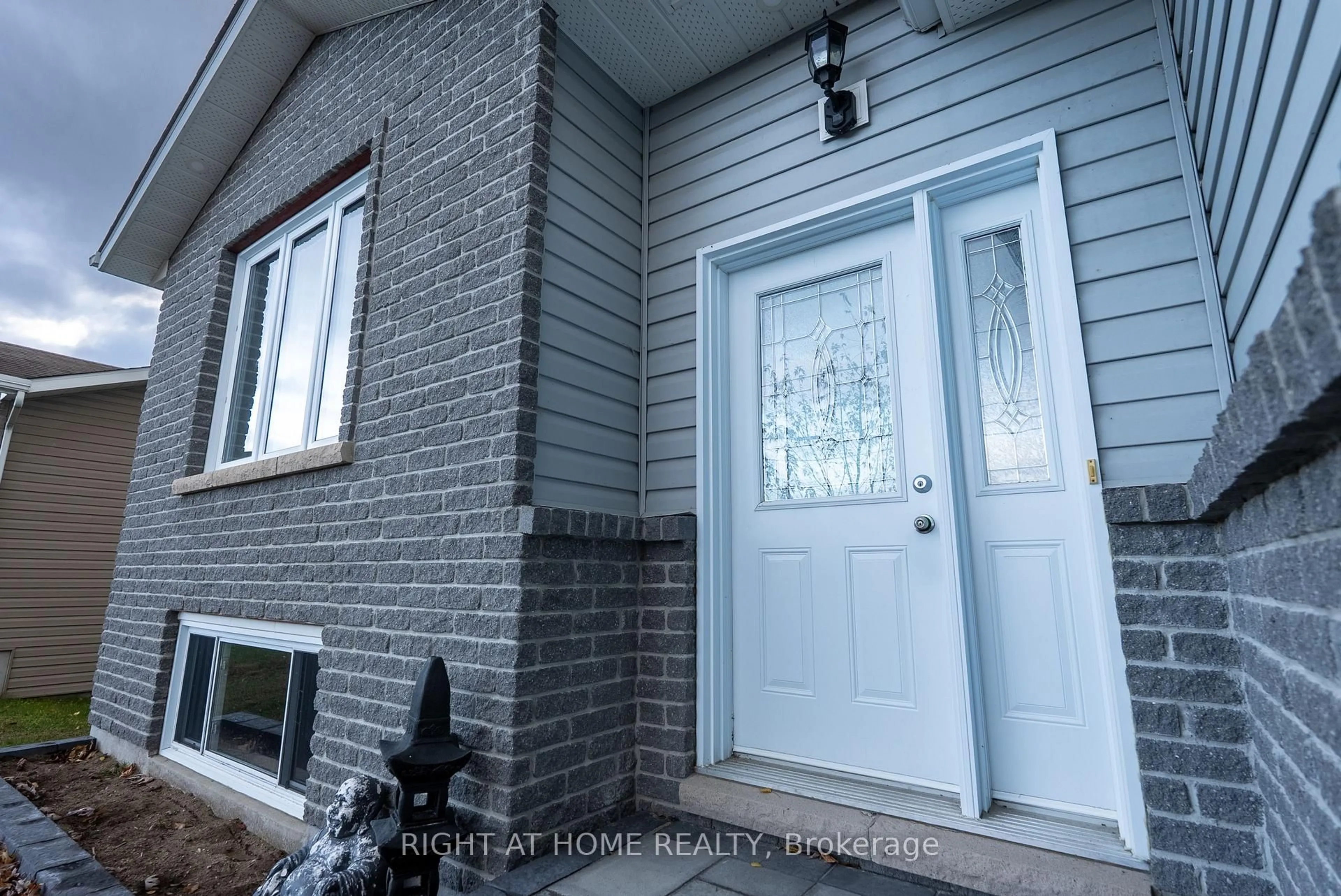Indoor entryway for 590 Demers St, West Nipissing Ontario P2B 0A1