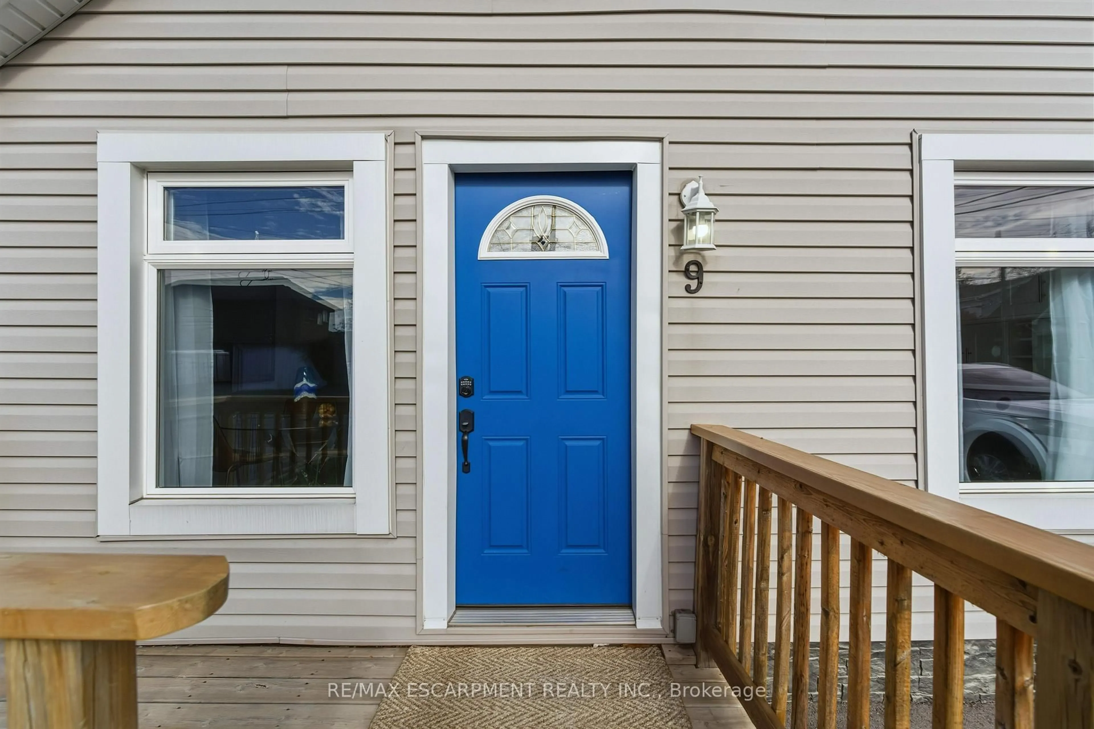 Indoor entryway for 9 Hope Ave, Hamilton Ontario L8H 2E1