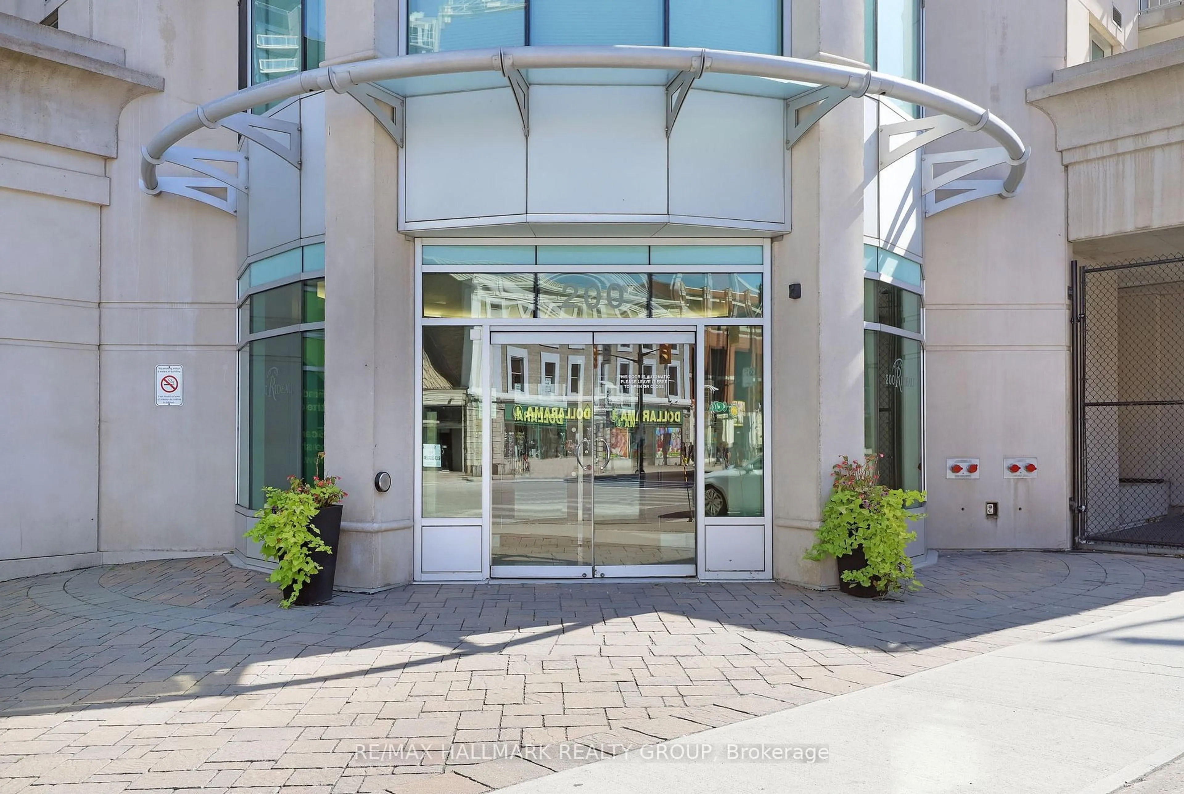 Indoor foyer for 200 Rideau St #504, Ottawa Ontario K1N 5Y1