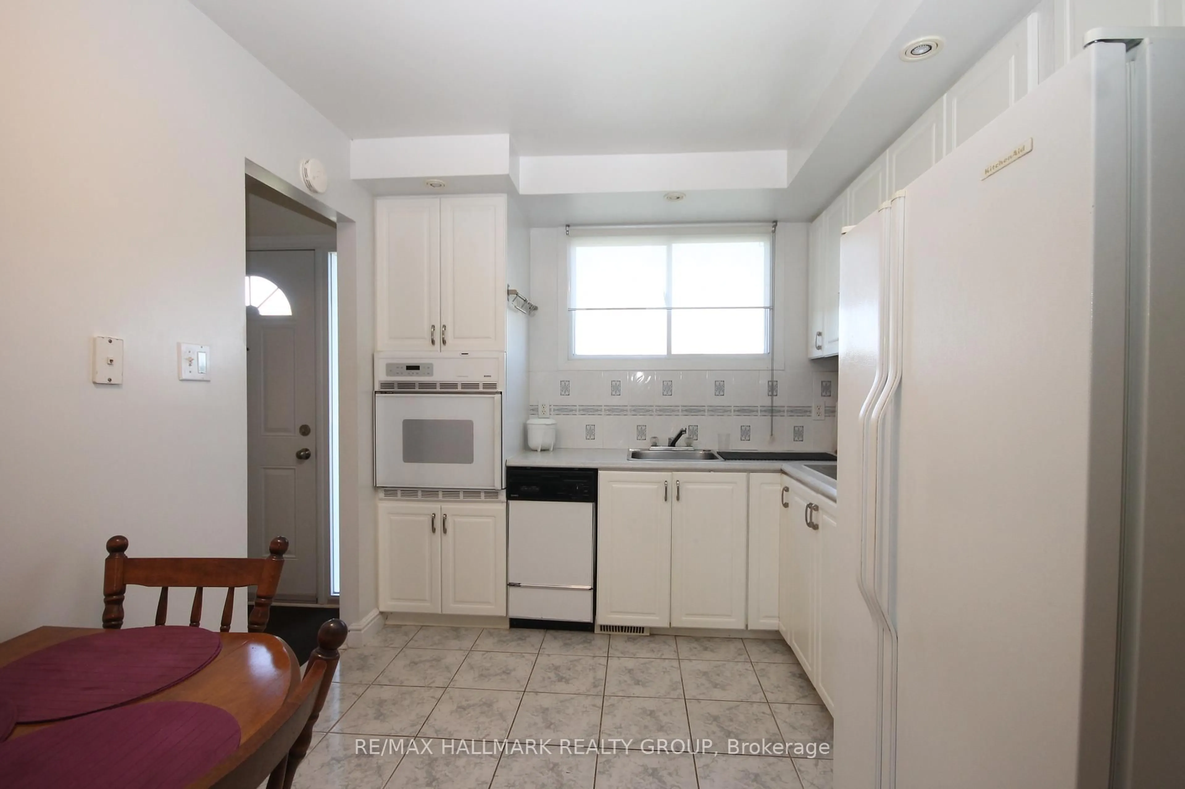 Standard kitchen, ceramic/tile floor for 49 Bellman Dr, Ottawa Ontario K2H 8S4