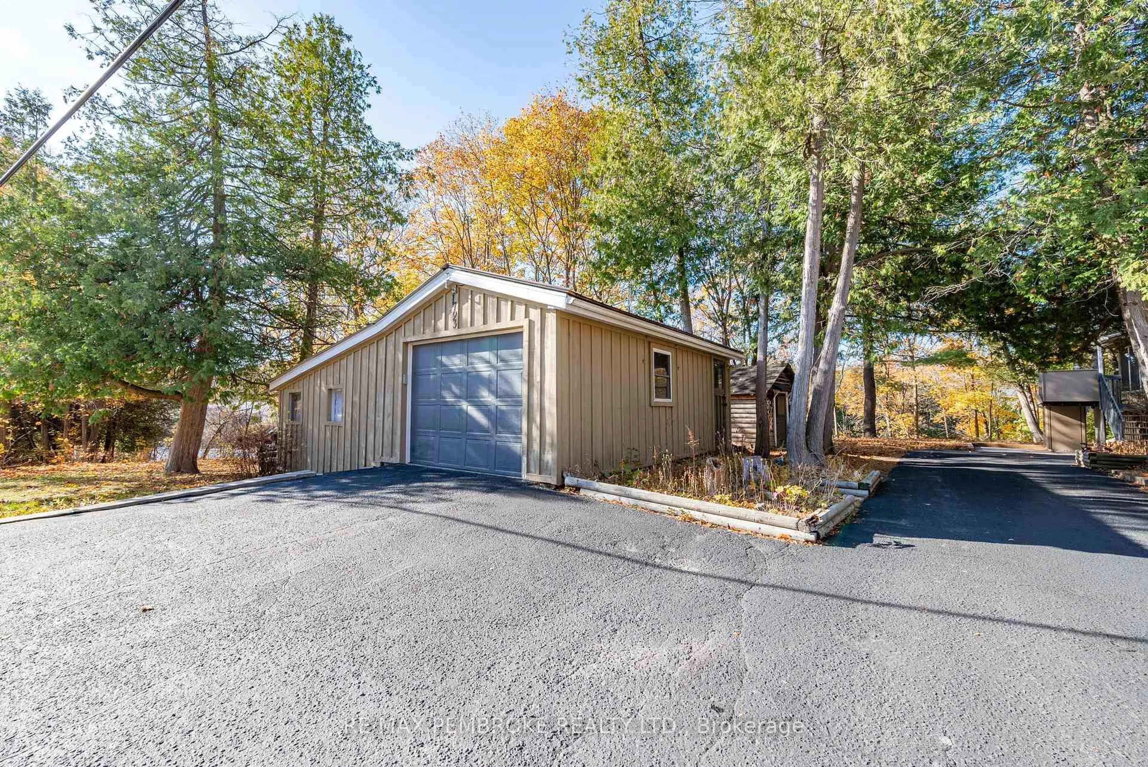 Indoor garage for 1793 Mill St, Eganville Ontario K0J 1T0