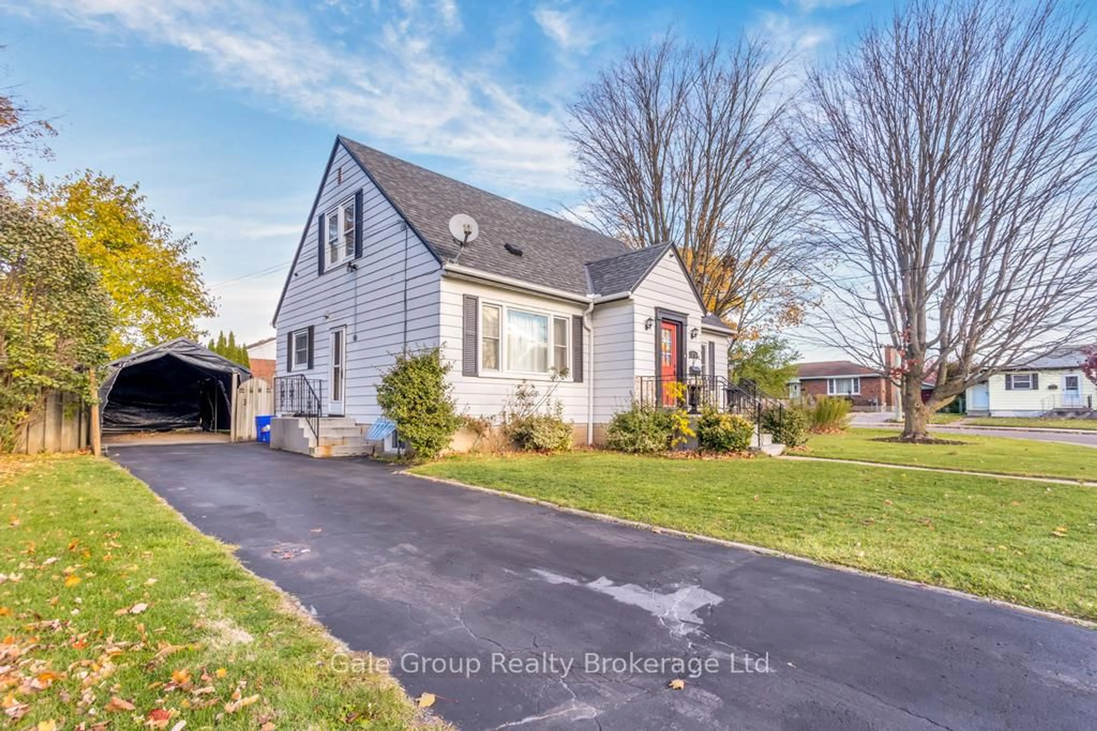 Home with vinyl exterior material, street for 825 Maple Ave, Woodstock Ontario N4S 2A5