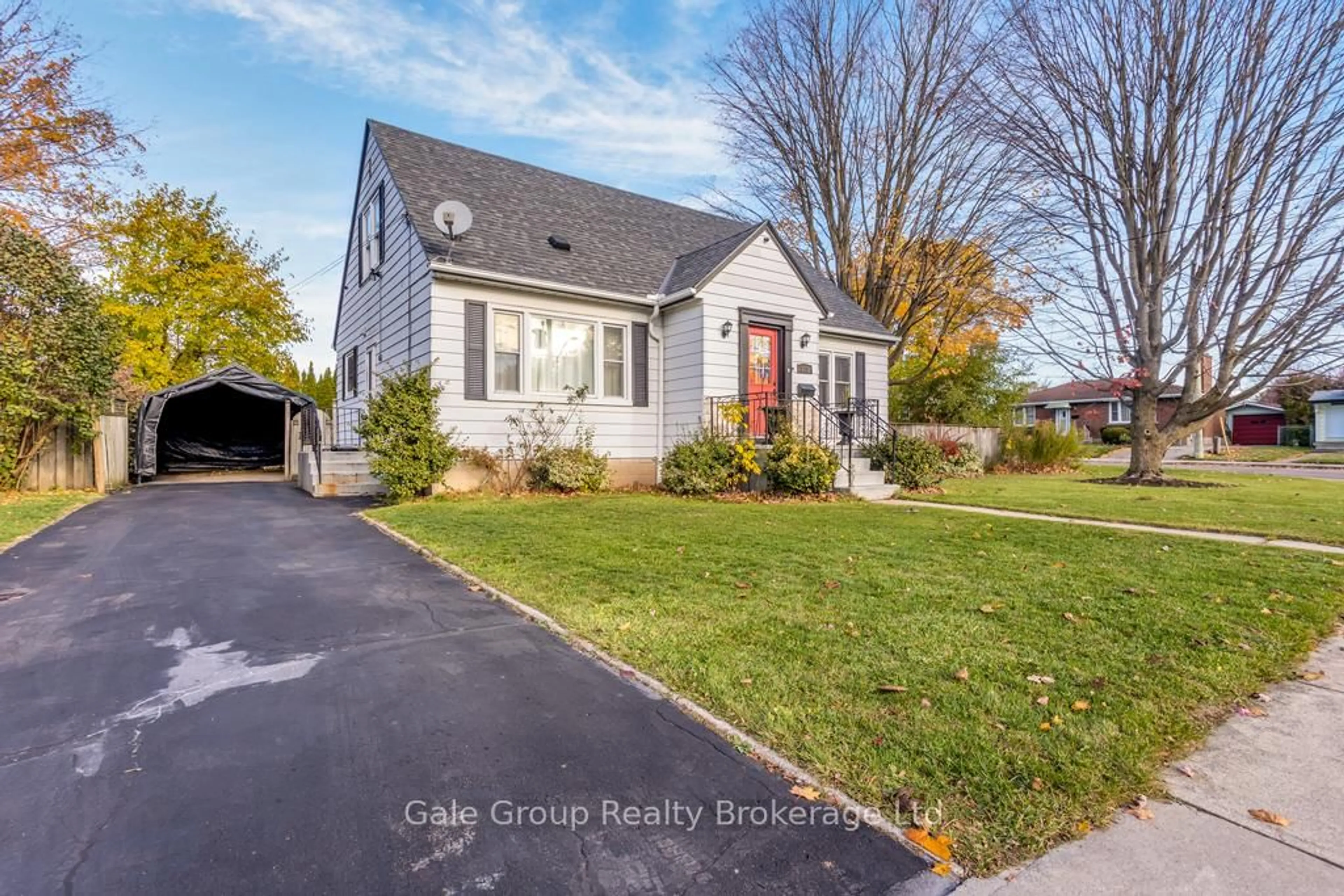 Home with vinyl exterior material, street for 825 Maple Ave, Woodstock Ontario N4S 2A5