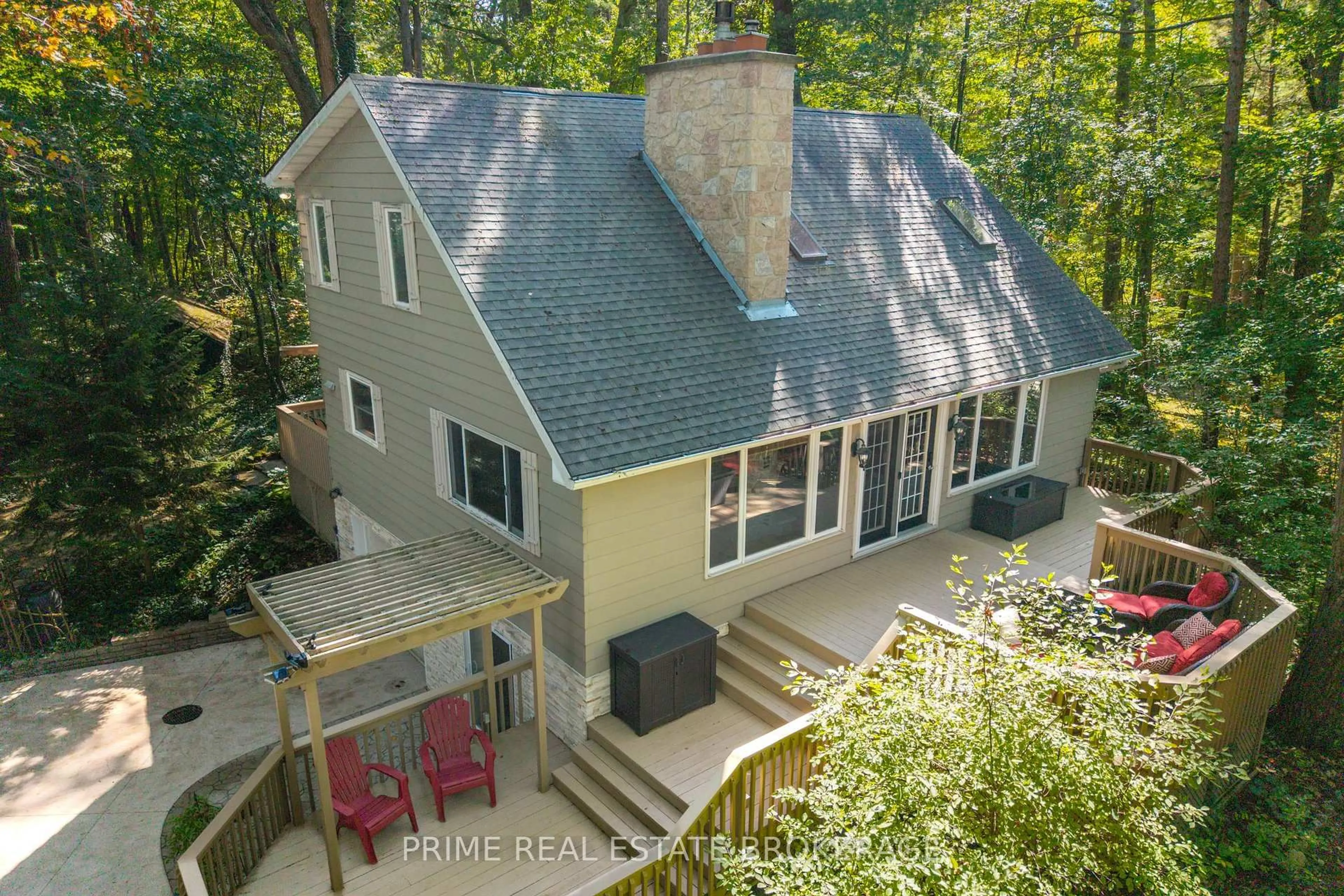 A pic from outside/outdoor area/front of a property/back of a property/a pic from drone, water/lake/river/ocean view for 10257 Woodpark Crt, Lambton Shores Ontario N0M 1T0